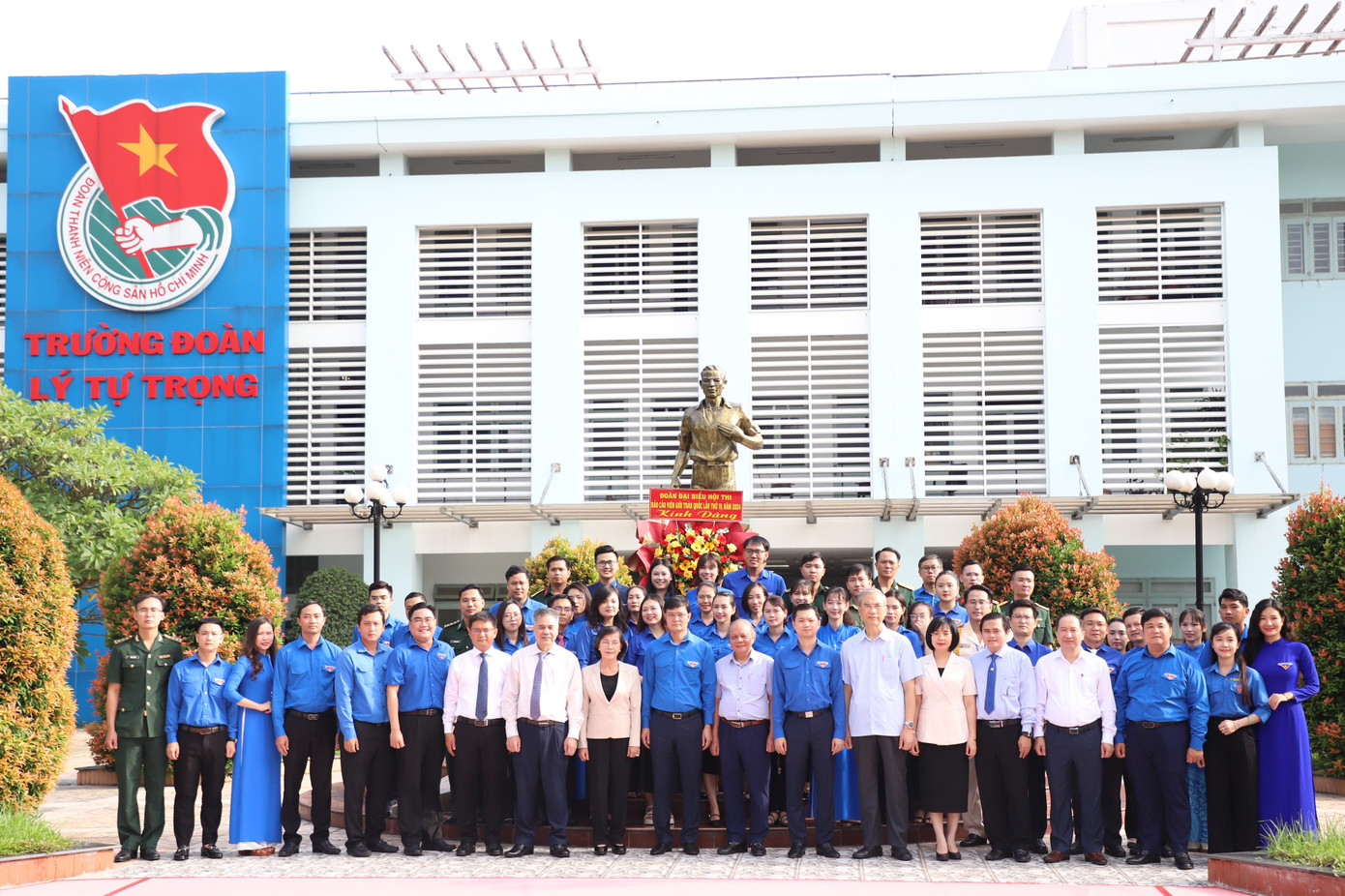 Ngay trước vòng thi quyết định, Ban Tổ chức, đại biểu đã tham dự lễ dâng hoa tưởng niệm Anh hùng Lý Tự Trọng. Ngay trước vòng thi quyết định, Ban Tổ chức, đại biểu đã tham dự lễ dâng hoa tưởng niệm Anh hùng Lý Tự Trọng.