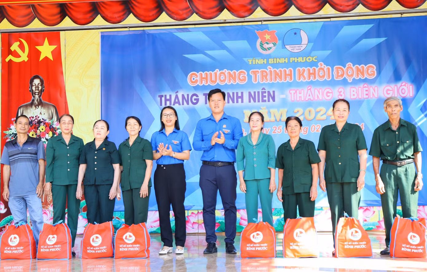 Tỉnh Đoàn tặng quà tri ân các cựu TNXP.