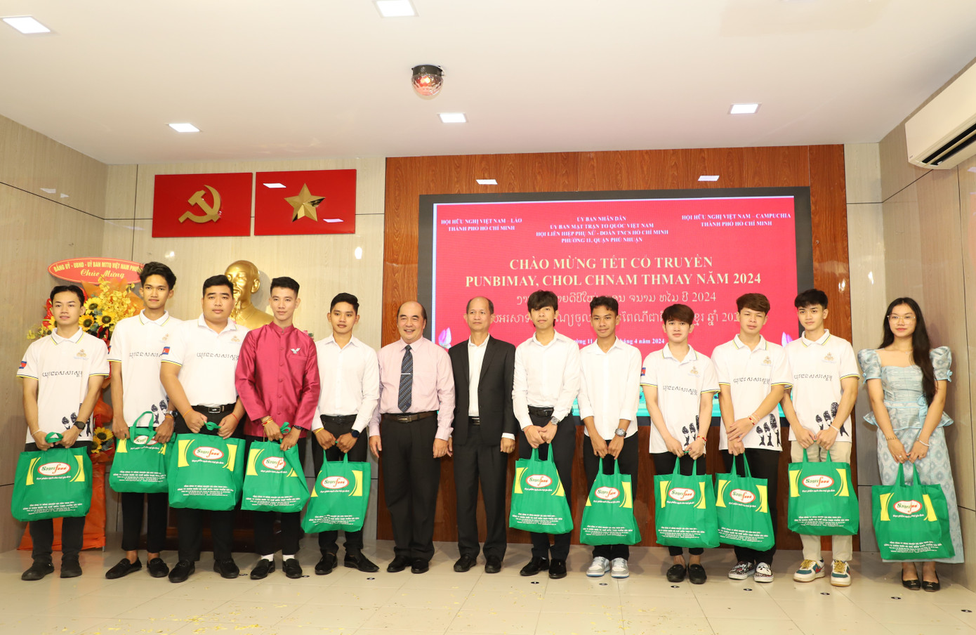 Dịp này, Ban tổ chức gửi tặng 80 bạn sinh viên Lào, Campuchia những phần quà ấm tình.