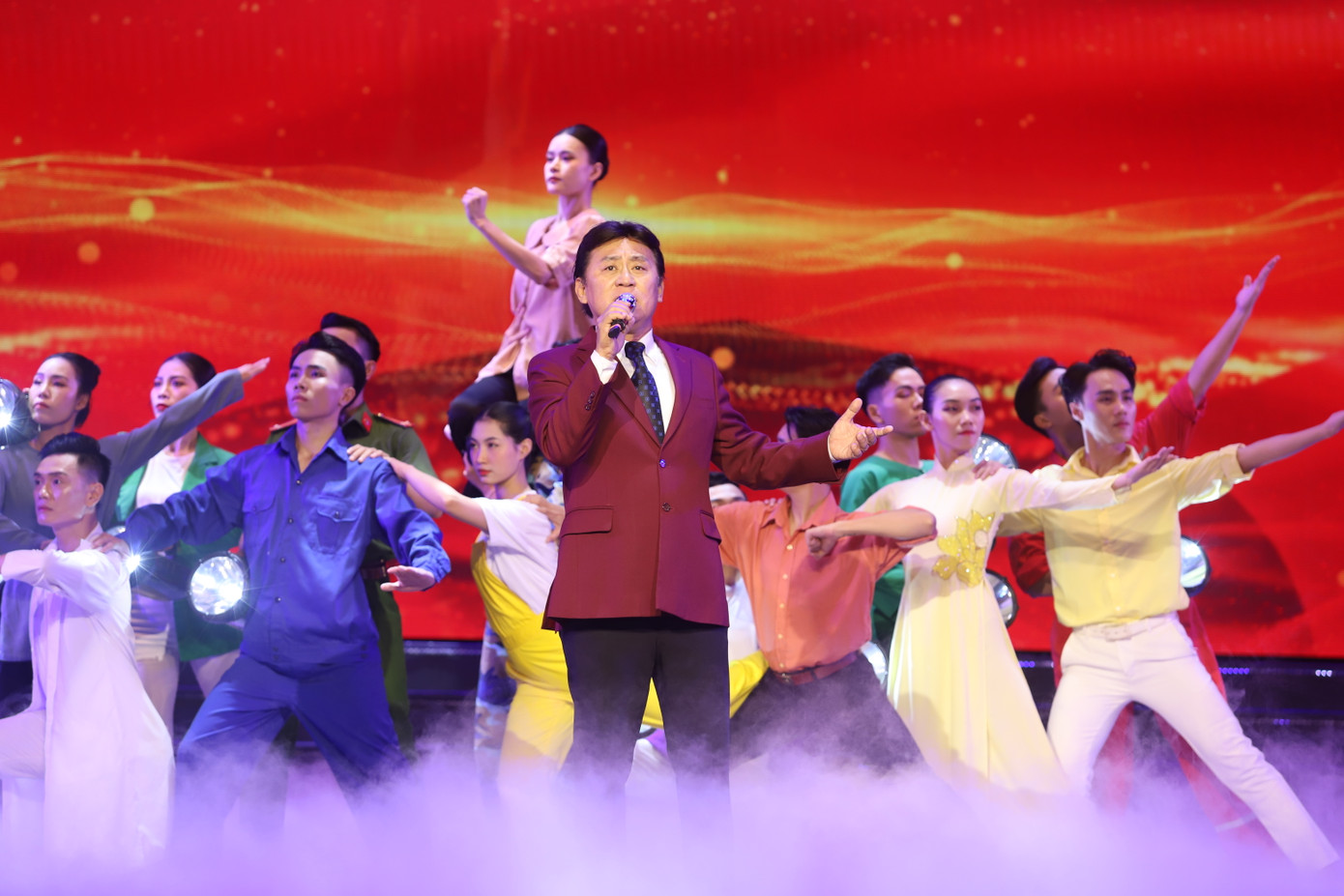 NSND Tạ Minh Tâm cùng dàn hợp xướng, nhóm múa thực hiện tổ khúc Giai điệu Tổ quốc, Đất nước bên bờ sóng. NSND Tạ Minh Tâm cùng dàn hợp xướng, nhóm múa thực hiện tổ khúc Giai điệu Tổ quốc, Đất nước bên bờ sóng.