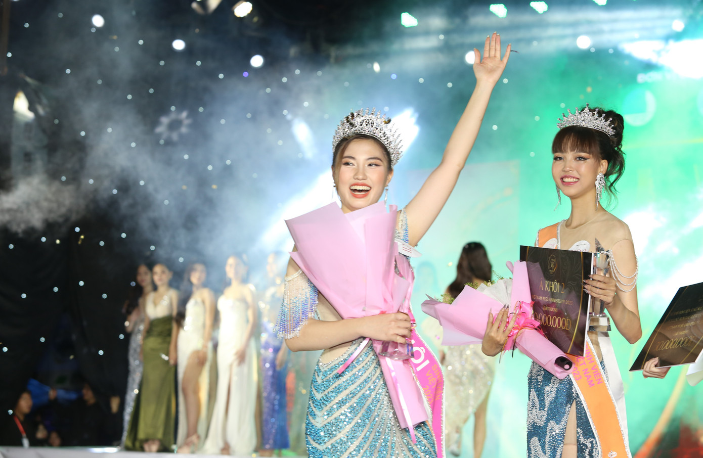 Trịnh Huyền Mai hạnh phúc trong giây phút đăng quang.