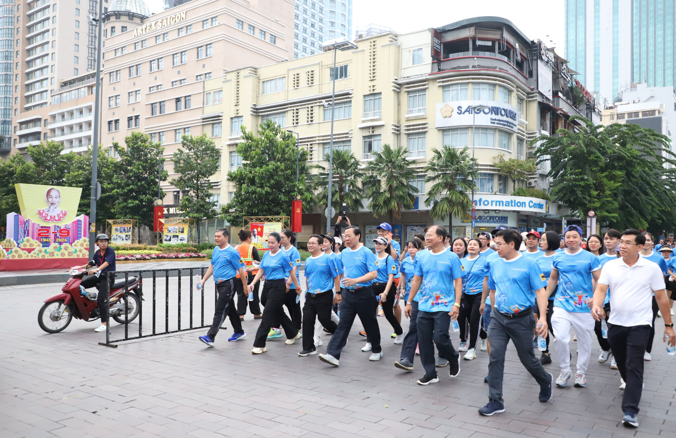 Các vị lãnh đạo và người dân, bạn trẻ cùng di chuyển trên các cung đường trung tâm thành phố với lộ trình khoảng 5km. Các vị lãnh đạo và người dân, bạn trẻ cùng di chuyển trên các cung đường trung tâm thành phố với lộ trình khoảng 5km.