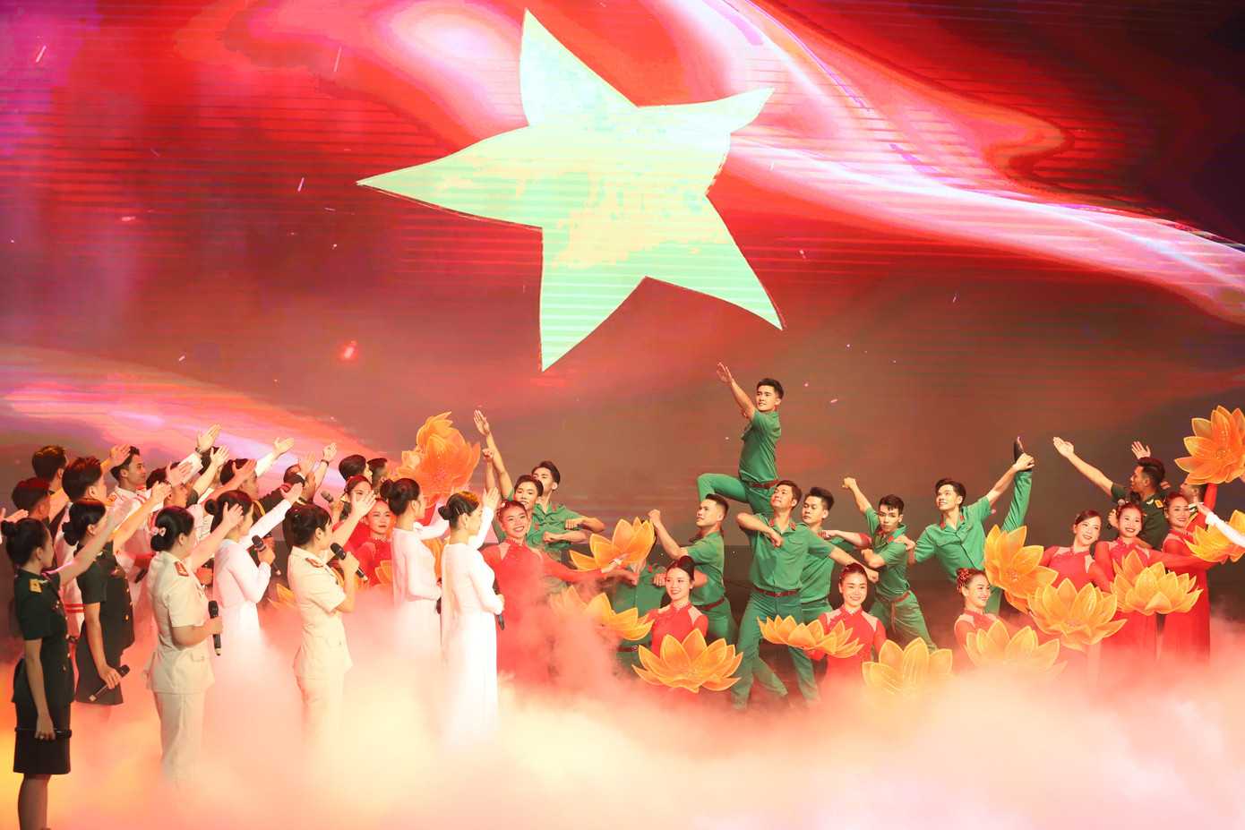 Đoàn NTQC Bộ Tư lệnh Quân khu 7 đã tham gia các tiết mục mở màn liên hoan khu vực I, với chủ đề “Đất thép nở hoa”.