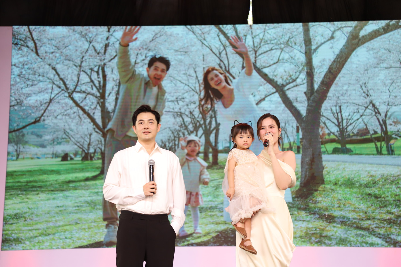 Gia đình ca sĩ Đông Nhi - Ông Cao Thắng tham gia giao lưu cùng khán giả hai nước.