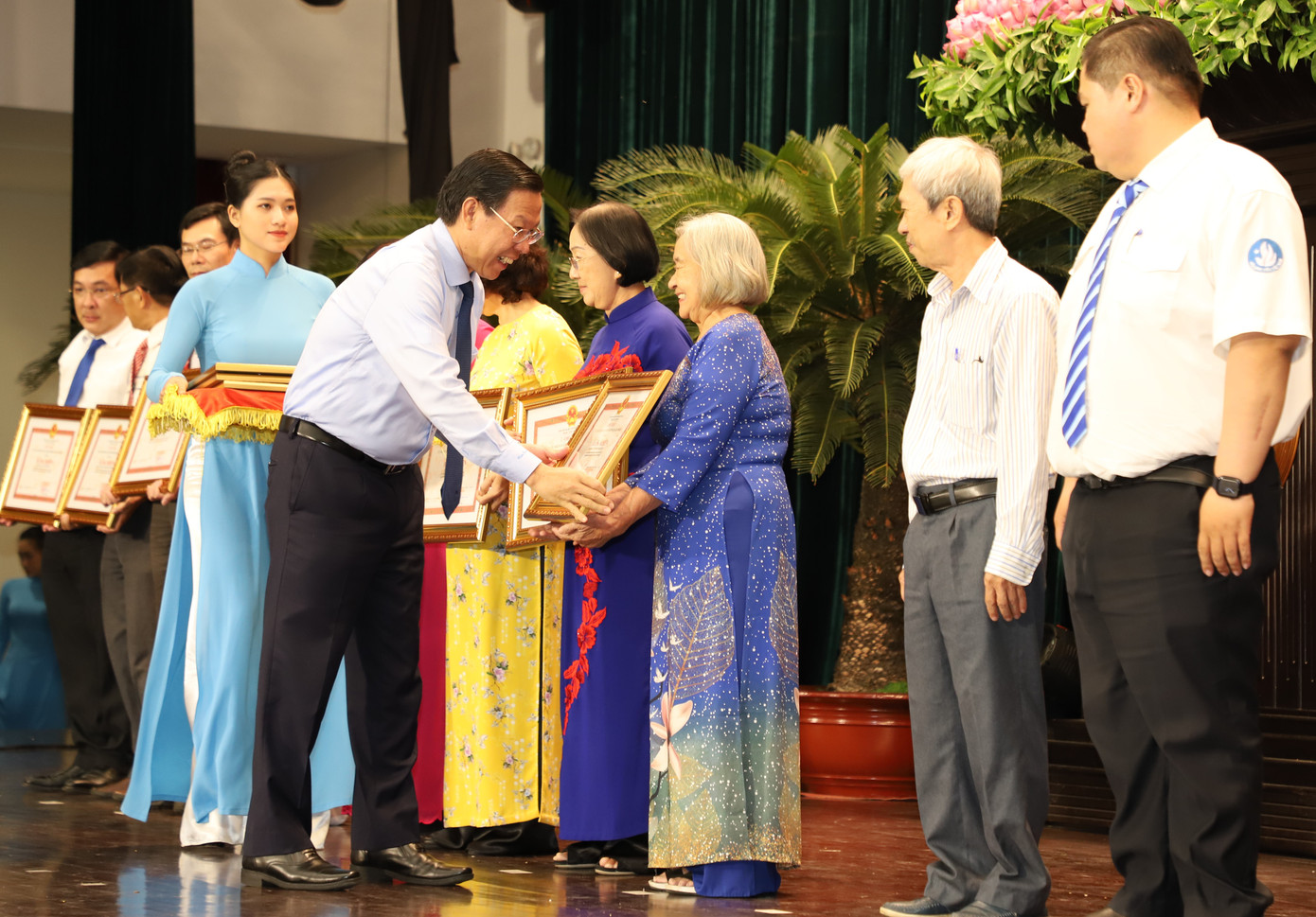 Chủ tịch UBND TPHCM Phan Văn Mãi trao bằng khen ghi nhận đóng góp, nỗ lực của các đơn vị, cá nhân tiêu biểu trong các phong trào thi đua yêu nước của thành phố.