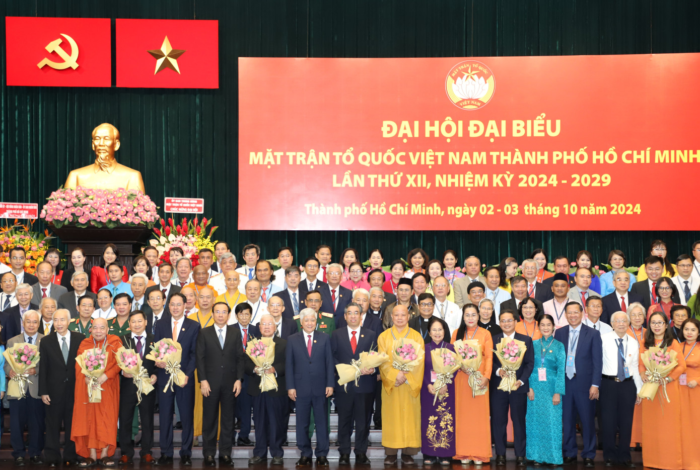 Chủ tịch Ủy ban Trung ương MTTQ Việt Nam Đỗ Văn Chiến và Bí thư Thành ủy TPHCM Nguyễn Văn Nên tặng hoa chúc mừng tập thể Ủy ban MTTQ Việt Nam TPHCM khóa XII. Ảnh: Ngô Tùng Chủ tịch Ủy ban Trung ương MTTQ Việt Nam Đỗ Văn Chiến và Bí thư Thành ủy TPHCM Nguyễn Văn Nên tặng hoa chúc mừng tập thể Ủy ban MTTQ Việt Nam TPHCM khóa XII. Ảnh: Ngô Tùng