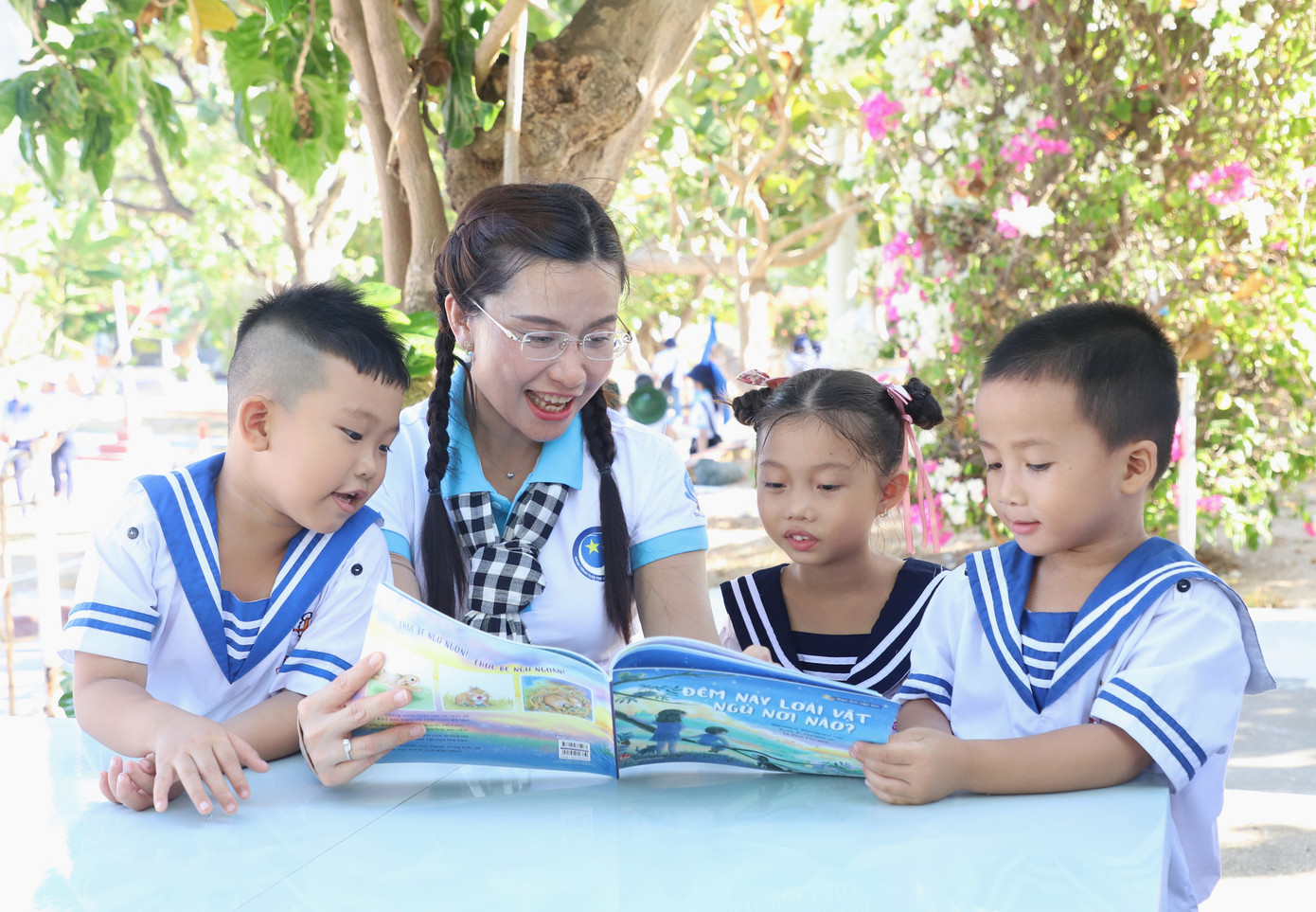 Chị Trang đọc sách cùng các em nhỏ trên đảo Song Tử Tây.