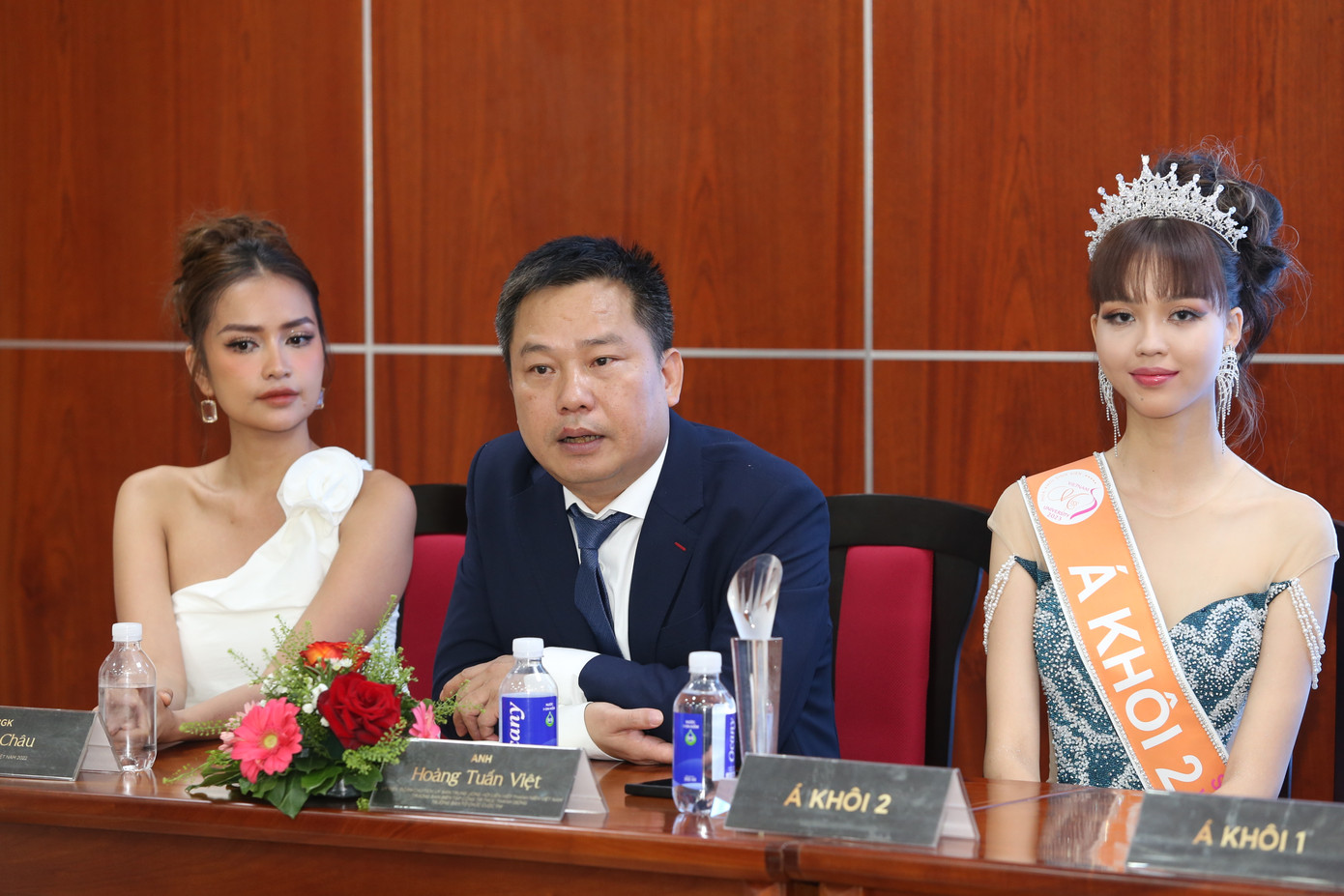 Thay mặt Ban tổ chức cuộc thi, anh Hoàng Tuấn Việt thông tin một số hoạt động của Top 3 sau đăng quang. Thay mặt Ban tổ chức cuộc thi, anh Hoàng Tuấn Việt thông tin một số hoạt động của Top 3 sau đăng quang.