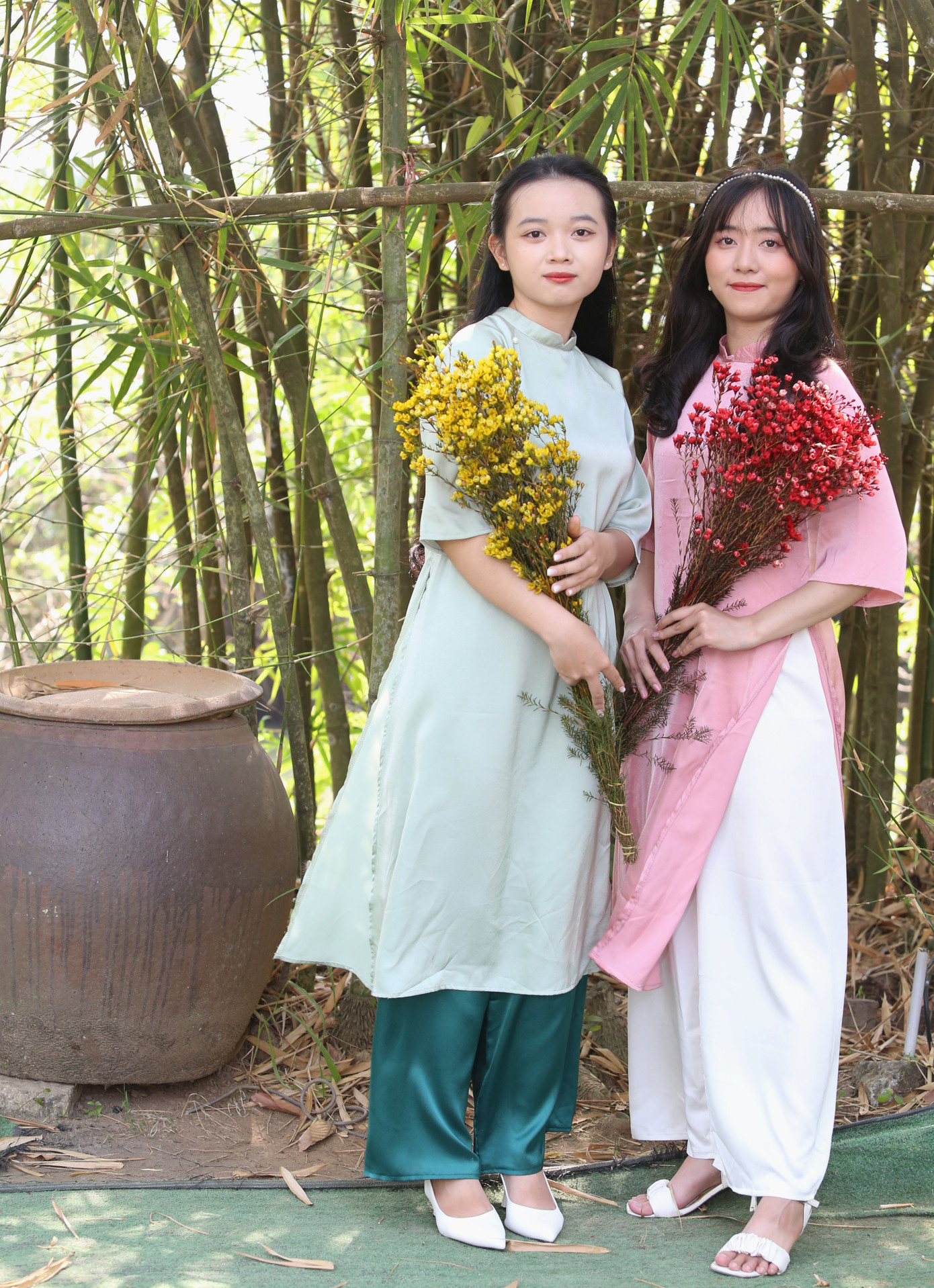 Như Ngọc và bạn lưu giữ khoảnh khắc với áo dài.