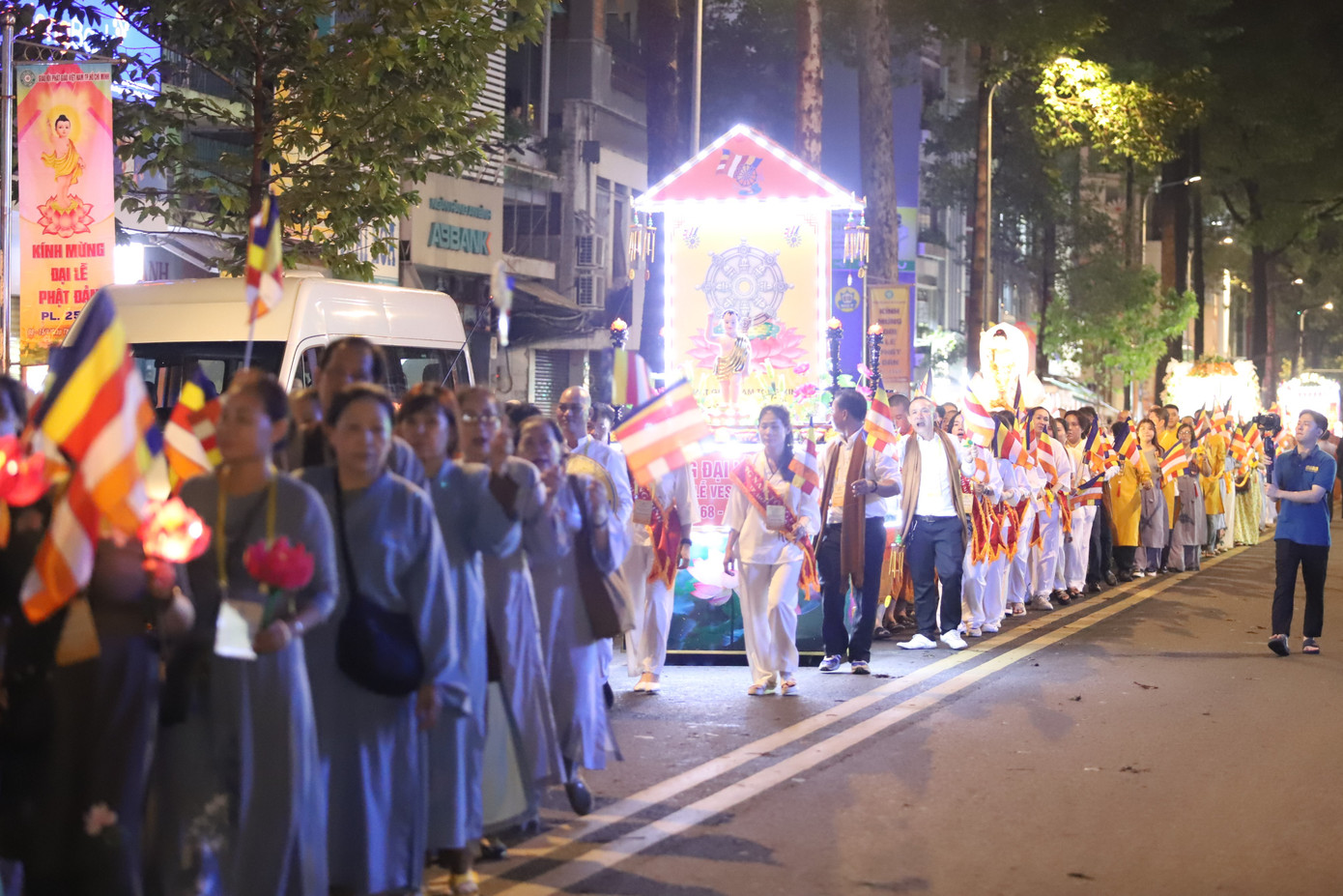 Là một nội dung mới so với lễ rước Phật đản các năm trước, năm nay hoạt động này có sự xuất hiện của 24 kiệu hoa do các đơn vị chuyên môn thuộc Giáo hội Phật giáo TPHCM thực hiện. Các đơn vị rước kiệu hoa cùng tôn tượng Đức Phật đản sinh lần lượt rước lễ qua các cung đường Sư Vạn Hạnh - Ngô Gia Tự - Lê Hồng Phong trước khi tiến vào lễ đài chính tại Việt Nam Quốc tự.