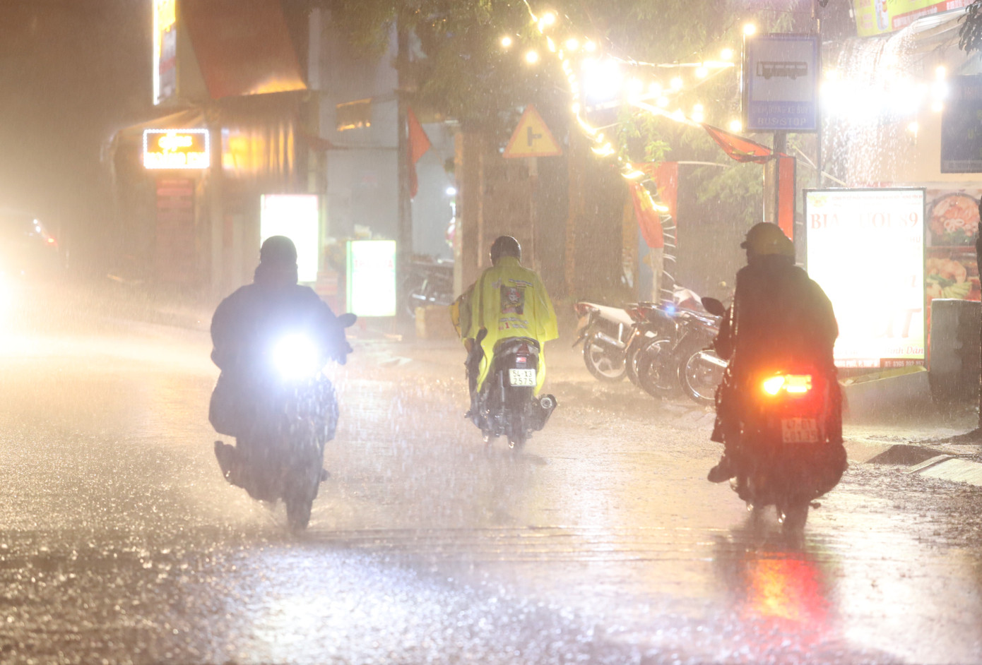 Tại TP. Thủ Đức, đến 20h30 cơn mưa vẫn còn nặng hạt.