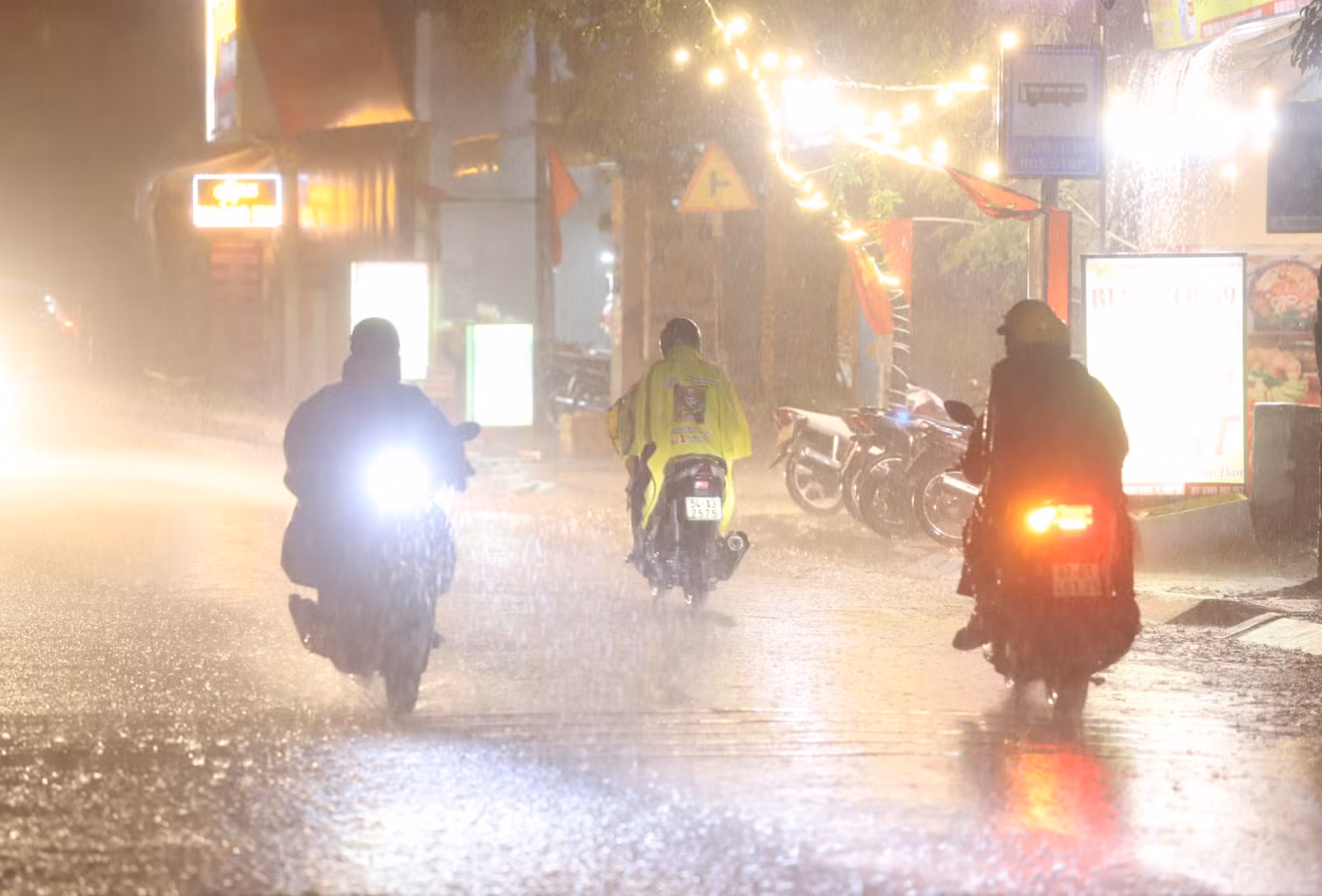 Tại TP. Thủ Đức, đến 20h30 cơn mưa vẫn còn nặng hạt.