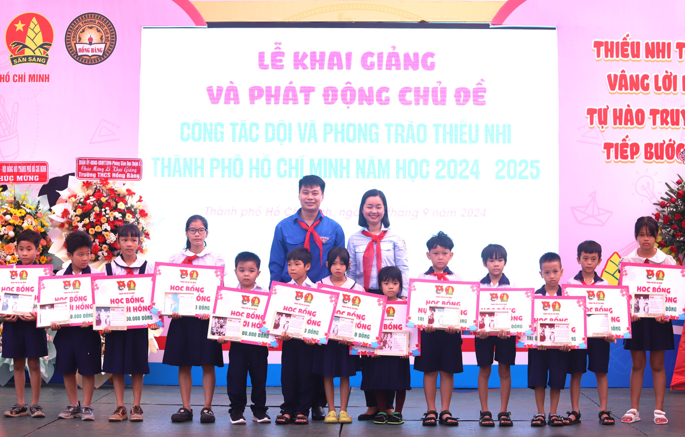 Trao tặng học bổng "Nụ cười hồng" cho các em học sinh.