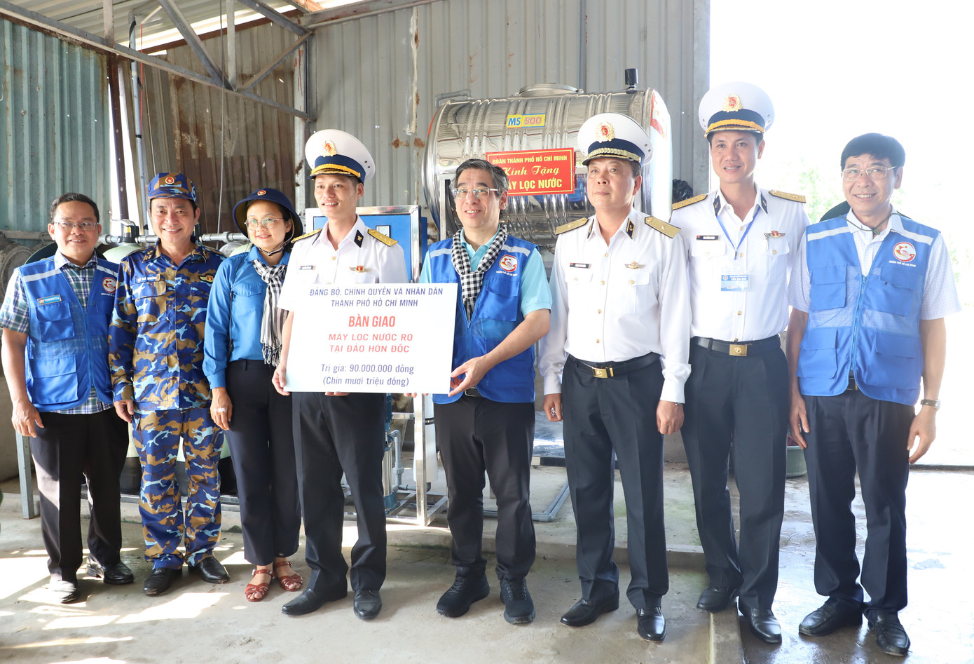 Cùng ngày, đoàn công tác cũng đến thăm, động viên cán bộ, chiến sĩ, nhân dân đảo Hòn Đốc (xã Tiên Hải, TP. Hà Tiên, tỉnh Kiên Giang).