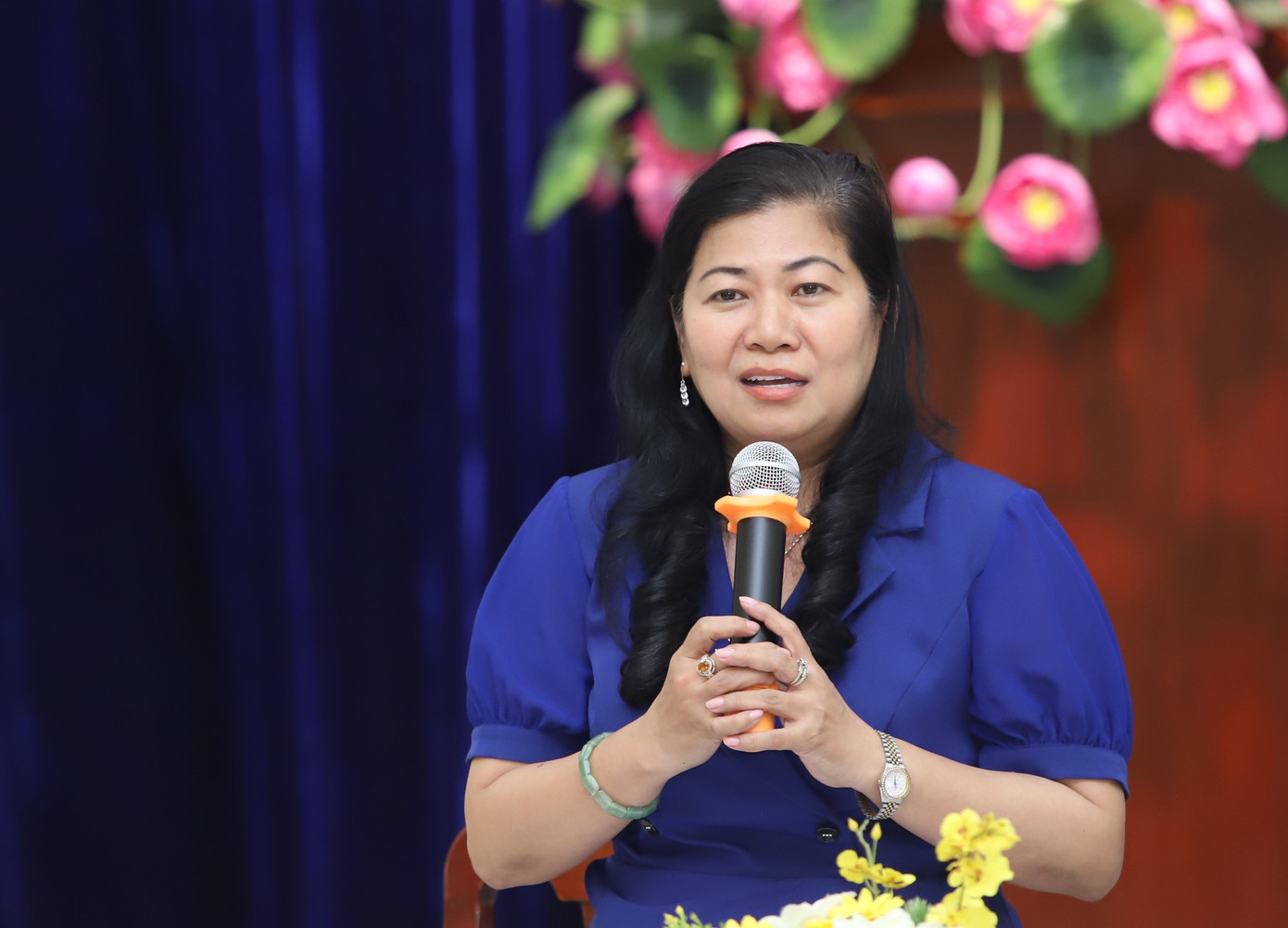 Phó Giám đốc Sở Nội vụ TPHCM Nguyễn Thị Hồng Thắm trả lời một số ý kiến của cán bộ khu phố. Ảnh: Ngô Tùng.