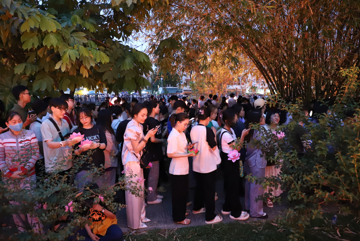 Tuy đến 18h30 buổi lễ mới chính thức diễn ra nhưng đã có rất đông người dân tề tựu về chùa và khu vực xung quanh từ rất sớm.