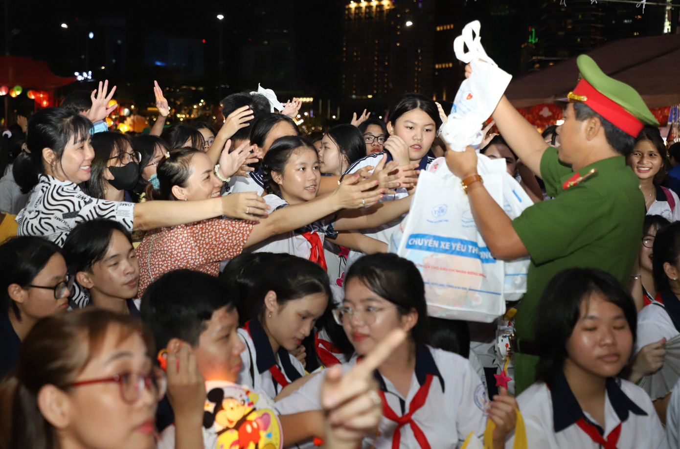 Đến dự ngày hội, các bạn nhỏ đều nhận được món quà ý nghĩa. Đến dự ngày hội, các bạn nhỏ đều nhận được món quà ý nghĩa.