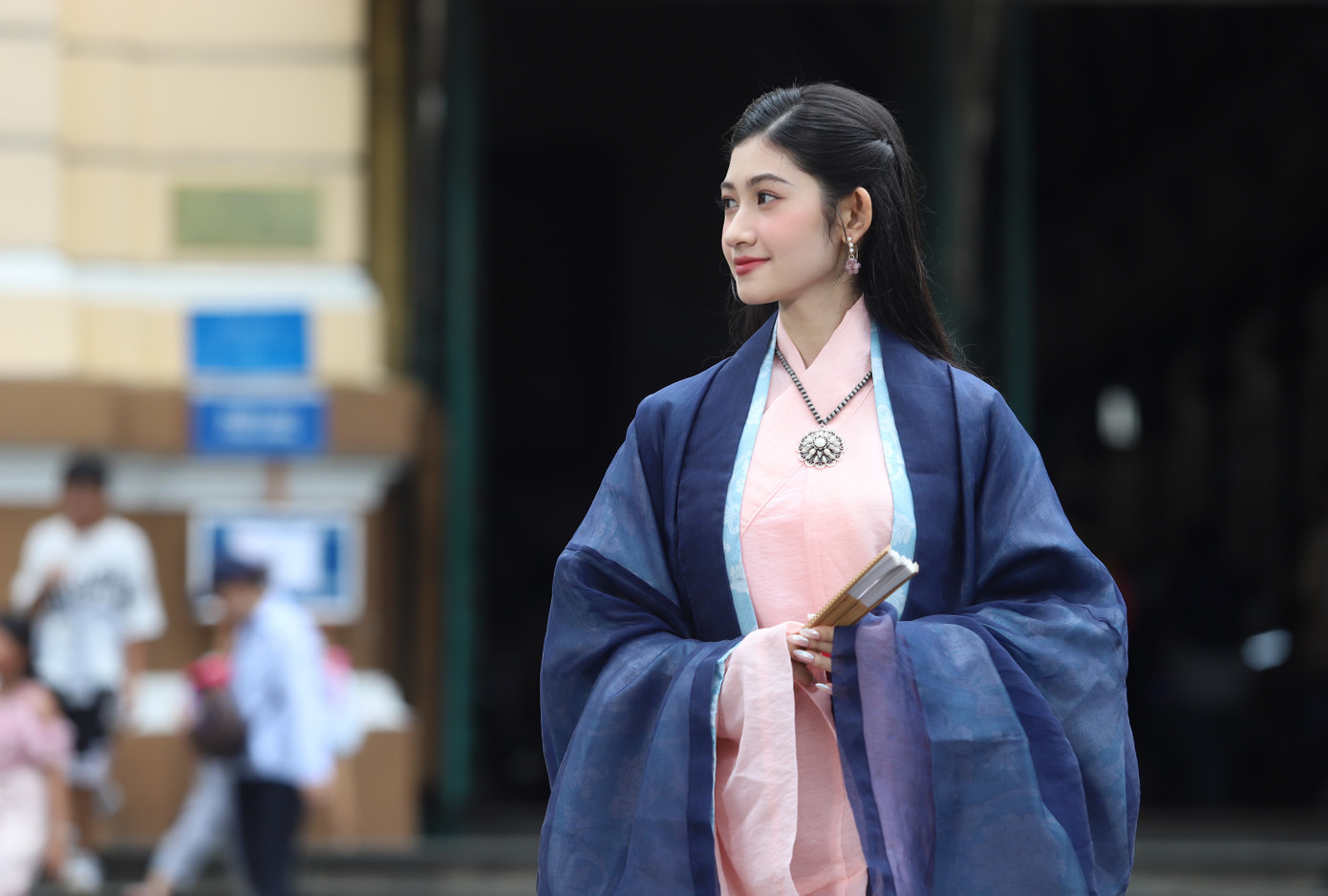 Bạn trẻ diện cổ phục chụp ảnh trong ngày nghỉ lễ. Bạn trẻ diện cổ phục chụp ảnh trong ngày nghỉ lễ.