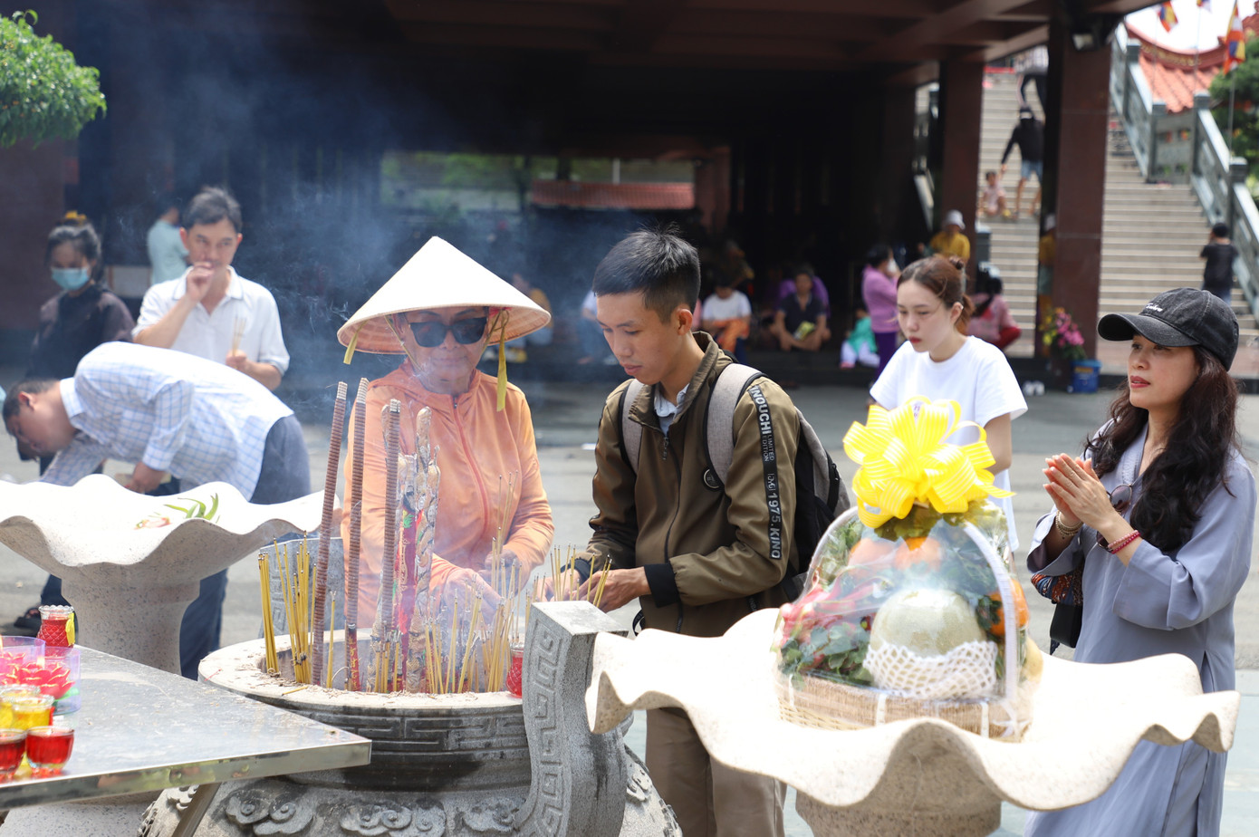 Ai nấy dù là người con Phật hay không đều hướng về ngôi Tam bảo (Phật - pháp - tăng) với lòng thành sâu đậm. Ai nấy dù là người con Phật hay không đều hướng về ngôi Tam bảo (Phật - pháp - tăng) với lòng thành sâu đậm.