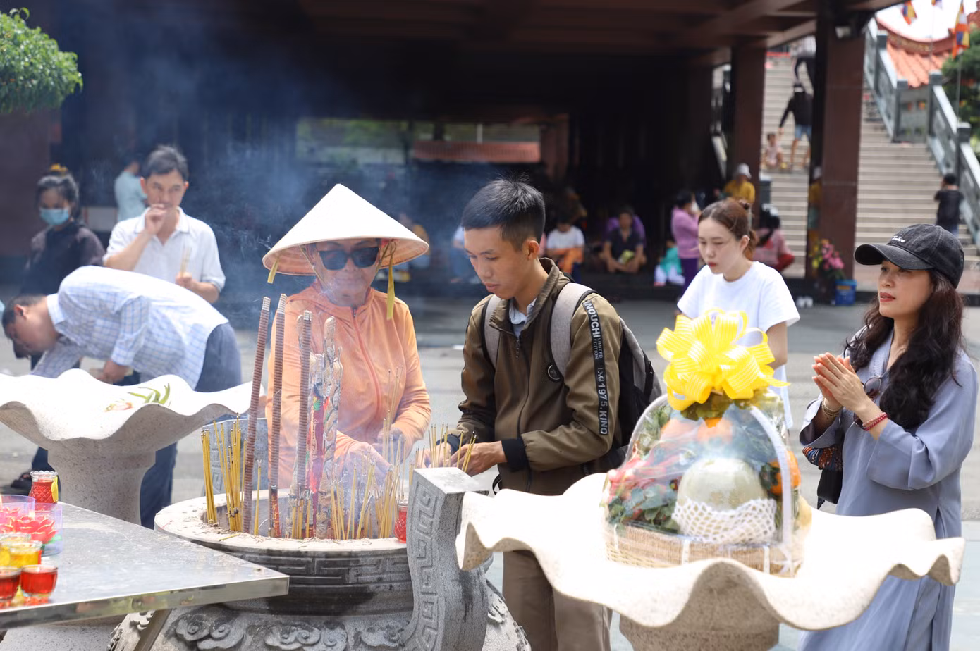 Ai nấy dù là người con Phật hay không đều hướng về ngôi Tam bảo (Phật - pháp - tăng) với lòng thành sâu đậm.