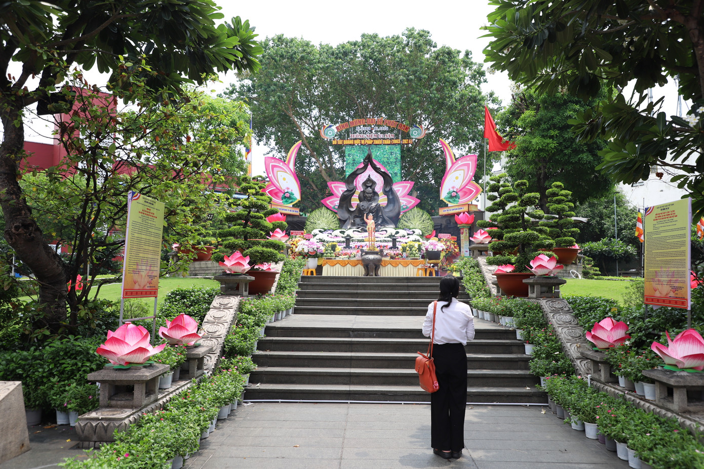 Trong dịp này, Thành hội và Ban Trị sự GHPGVN quận 3 cũng thiết trí và tổ chức trang nghiêm Đại lễ Phật đản tại tượng đài Bồ tát Thích Quảng Đức, đồng thời tưởng niệm 61 năm ngày Bồ tát vị pháp thiêu thân (1963-2024). Trong dịp này, Thành hội và Ban Trị sự GHPGVN quận 3 cũng thiết trí và tổ chức trang nghiêm Đại lễ Phật đản tại tượng đài Bồ tát Thích Quảng Đức, đồng thời tưởng niệm 61 năm ngày Bồ tát vị pháp thiêu thân (1963-2024).