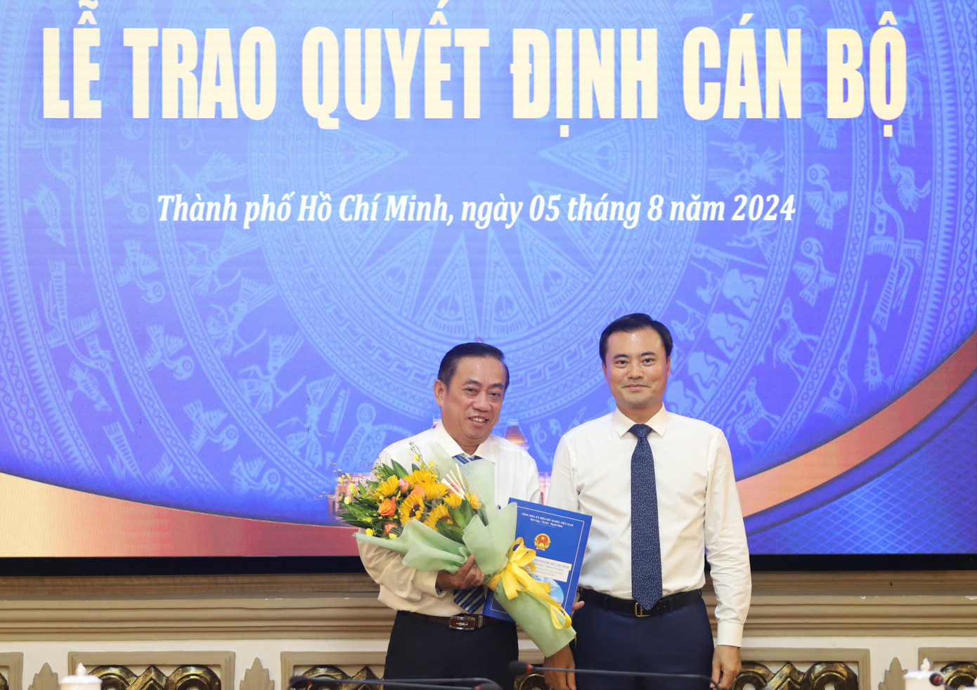 Phó Chủ tịch UBND TPHCM Bùi Xuân Cường (phải) trao quyết định và hoa chúc mừng ông Trịnh Linh Phương. Ảnh: Ngô Tùng Phó Chủ tịch UBND TPHCM Bùi Xuân Cường (phải) trao quyết định và hoa chúc mừng ông Trịnh Linh Phương. Ảnh: Ngô Tùng