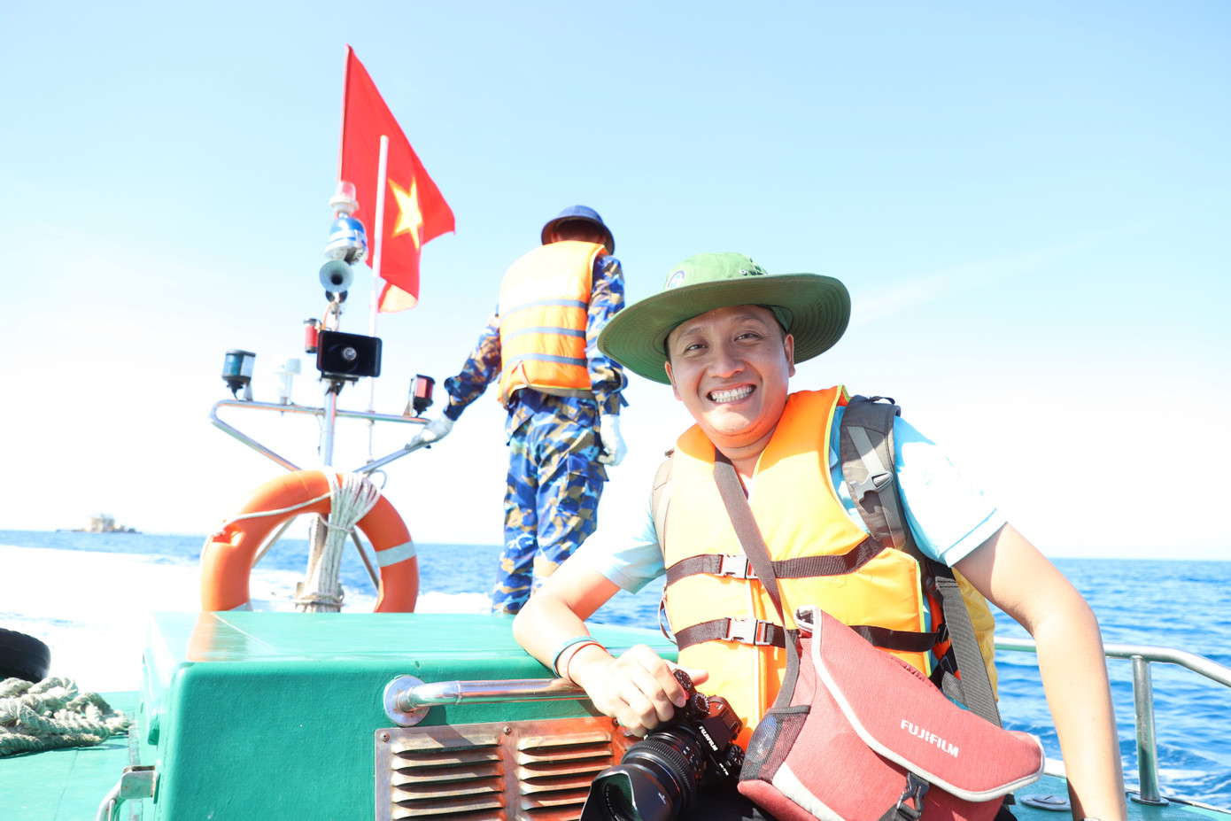 Nhiếp ảnh gia Thái Hiền là một trong những tay máy hăng hái tác nghiệp mọi không gian, thời gian cả hành trình. Nhiếp ảnh gia Thái Hiền là một trong những tay máy hăng hái tác nghiệp mọi không gian, thời gian cả hành trình.