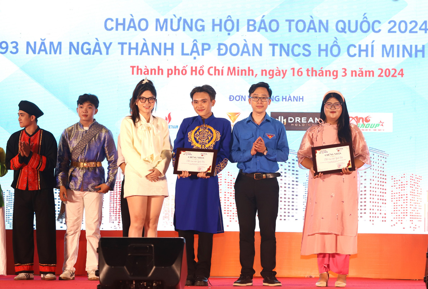 Hai đội thi nhận giải Nhì chung cuộc. Hai đội thi nhận giải Nhì chung cuộc.