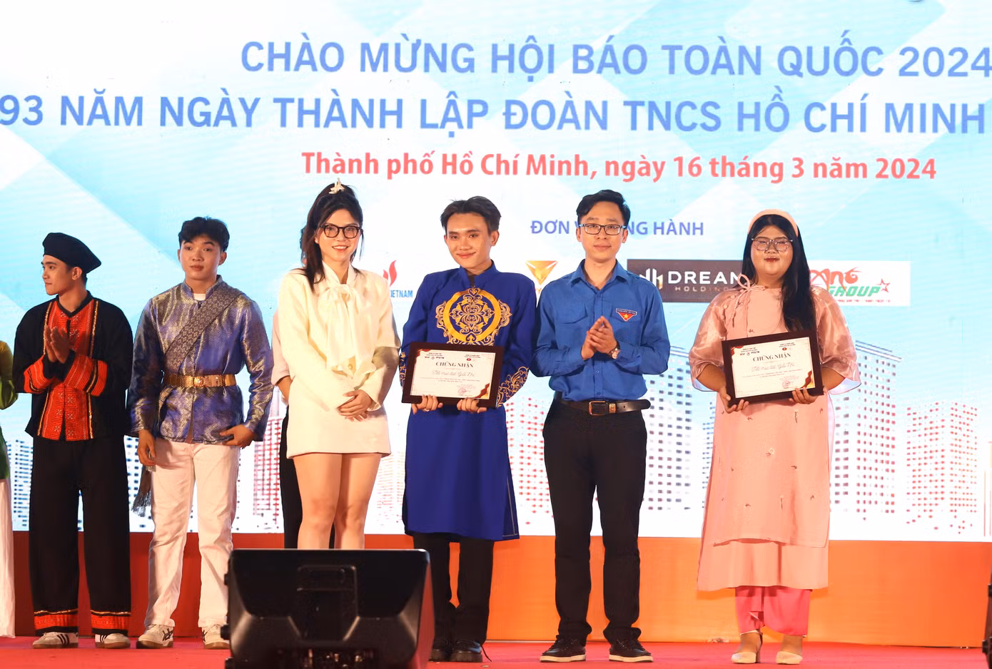 Hai đội thi nhận giải Nhì chung cuộc.