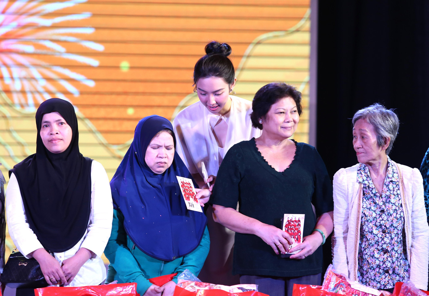 Hoa hậu Hòa bình Quốc tế 2021 Nguyễn Thúc Thùy Tiên cùng trao quà Tết đến bà con dân tộc thiểu số trên địa bàn TPHCM. Buổi tặng quà còn có sự tham gia của các hoa, á hậu: Lê Nguyễn Bảo Ngọc, Huỳnh Nguyễn Mai Phương, Lê Hoàng Phương, Nguyễn Phương Nhi... Ảnh: Ngô Tùng Hoa hậu Hòa bình Quốc tế 2021 Nguyễn Thúc Thùy Tiên cùng trao quà Tết đến bà con dân tộc thiểu số trên địa bàn TPHCM. Buổi tặng quà còn có sự tham gia của các hoa, á hậu: Lê Nguyễn Bảo Ngọc, Huỳnh Nguyễn Mai Phương, Lê Hoàng Phương, Nguyễn Phương Nhi... Ảnh: Ngô Tùng