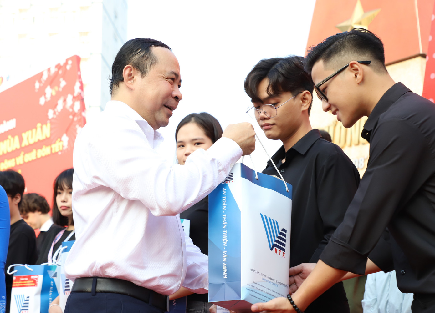 PGS.TS Vũ Hải Quân tặng quà Tết tới các bạn sinh viên. PGS.TS Vũ Hải Quân tặng quà Tết tới các bạn sinh viên.