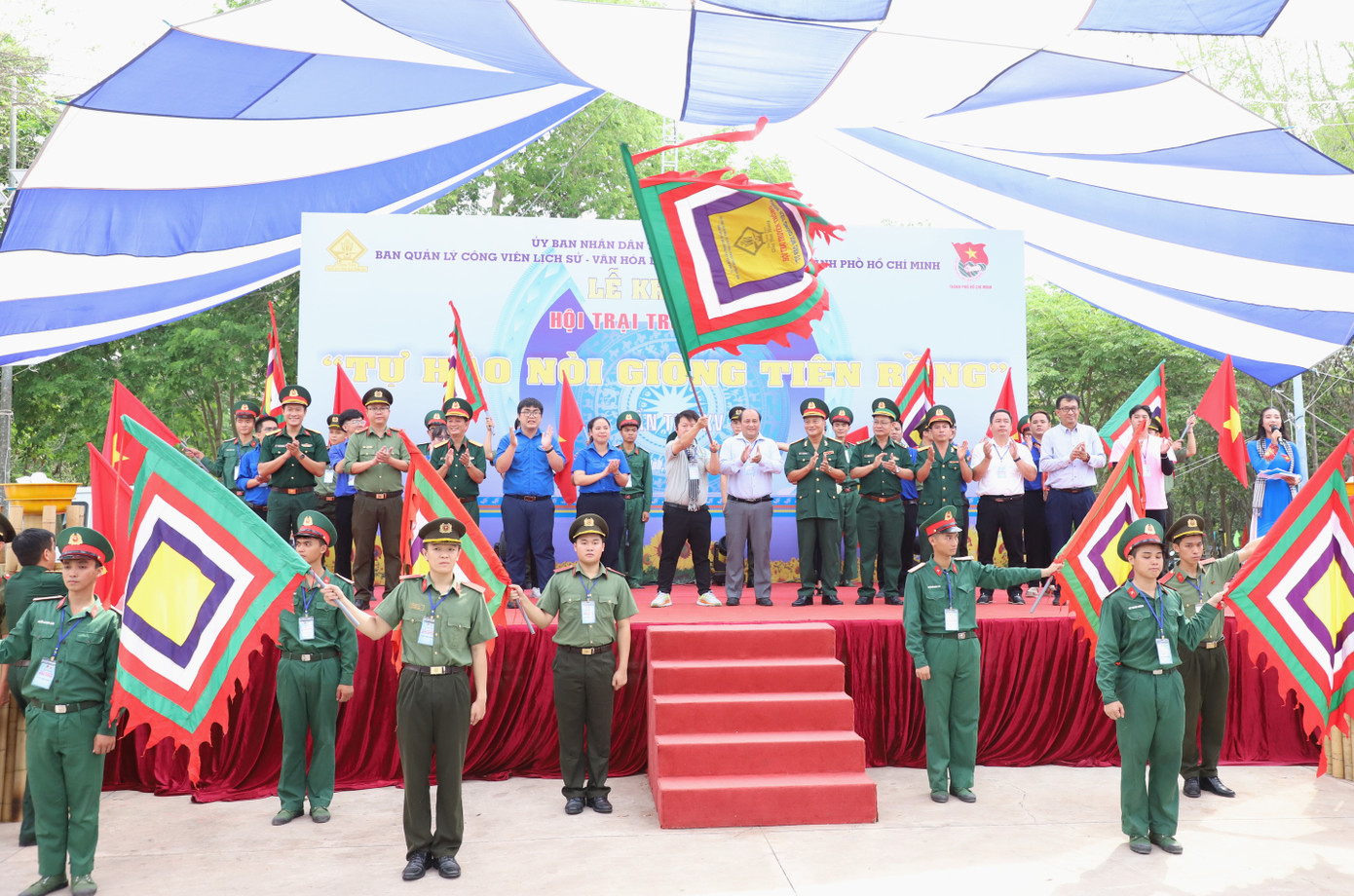 Lãnh đạo các đơn vị thực hiện nghi thức khai mạc hội trại. Lãnh đạo các đơn vị thực hiện nghi thức khai mạc hội trại.