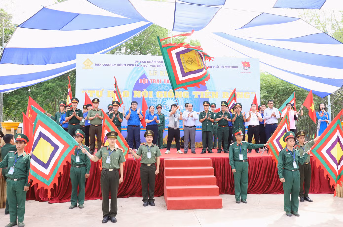 Lãnh đạo các đơn vị thực hiện nghi thức khai mạc hội trại.