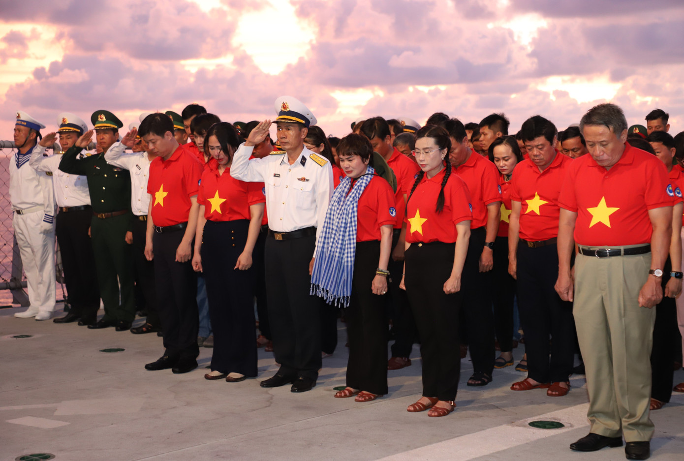 Đoàn công tác mặc niệm tưởng nhớ sự hy sinh cao cả của các thế hệ đi trước.