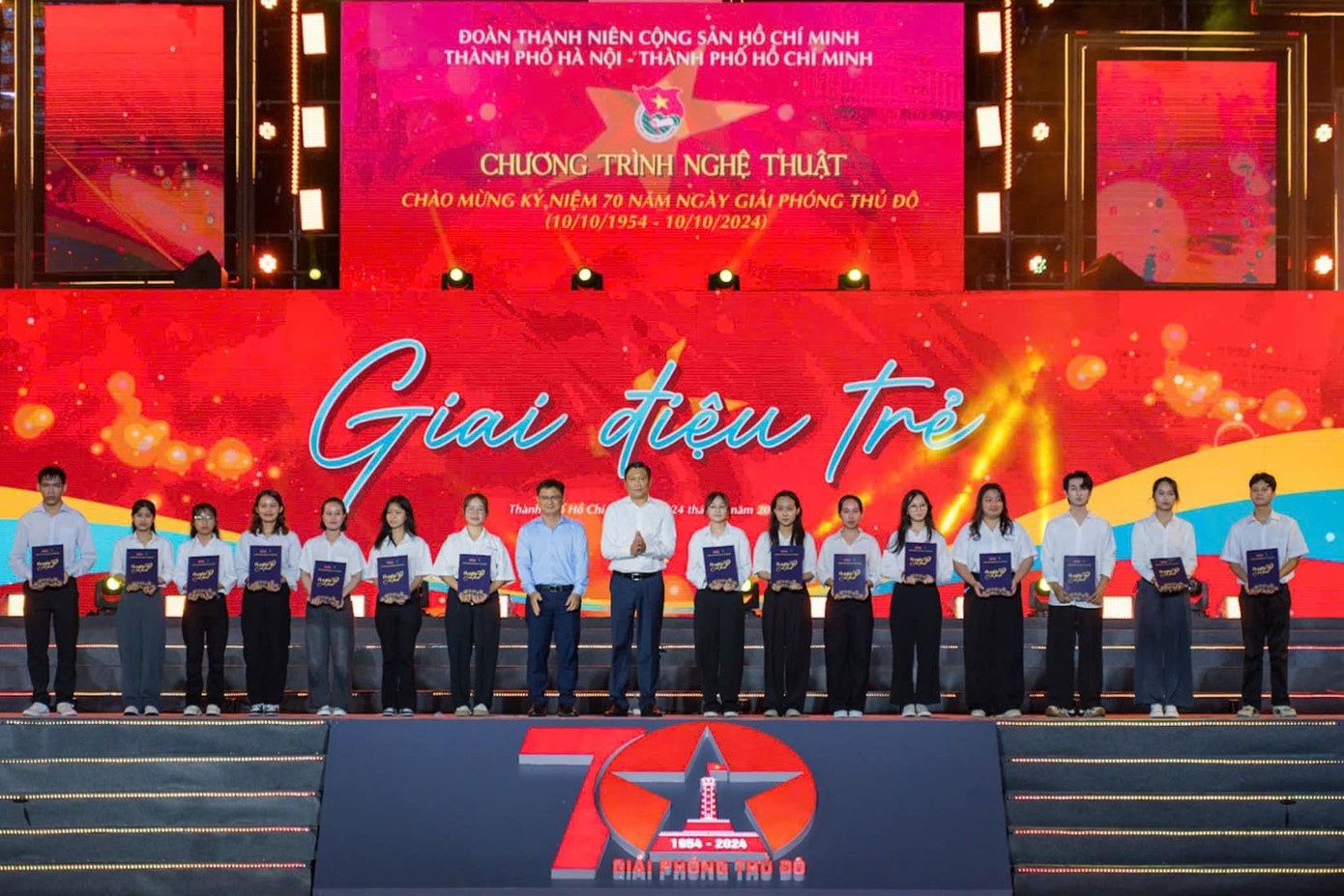 Trưởng ban Dân vận Thành ủy Hà Nội Đỗ Anh Tuấn và Trưởng ban Dân vận Thành ủy TPHCM Nguyễn Mạnh Cường trao học bổng cho các bạn học sinh, sinh viên. Trưởng ban Dân vận Thành ủy Hà Nội Đỗ Anh Tuấn và Trưởng ban Dân vận Thành ủy TPHCM Nguyễn Mạnh Cường trao học bổng cho các bạn học sinh, sinh viên.