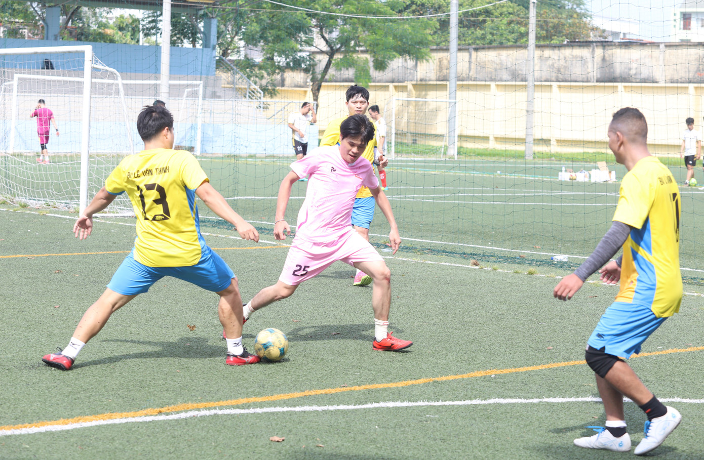 Các đội bóng góp sức mang đến những trận cầu sôi nổi, hấp dẫn.