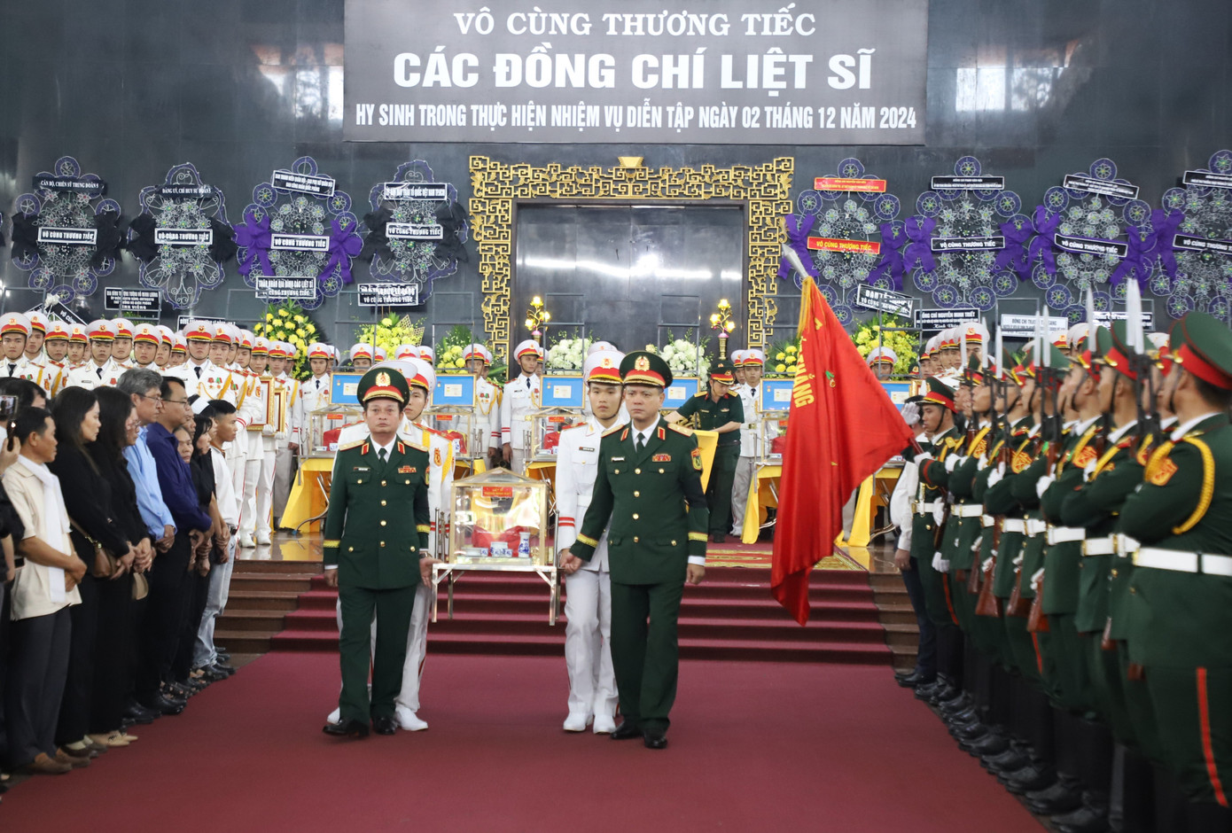 Lãnh đạo Bộ Tư lệnh Quân khu 7 cùng thân nhân thành kính tiễn biệt các liệt sĩ. Lãnh đạo Bộ Tư lệnh Quân khu 7 cùng thân nhân thành kính tiễn biệt các liệt sĩ.