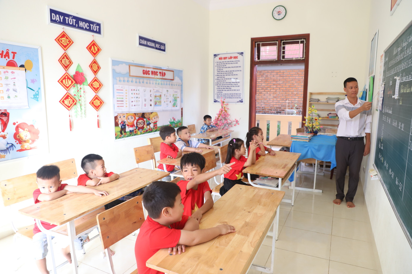 Thầy giáo trẻ Ưng Văn Tuấn, giáo viên ở đảo Đá Tây A cho biết các em học sinh ở đây năng động, hay vui đùa. Sau khi được giáo viên hướng dẫn, chỉ bảo, các em dần đi vào nề nếp. Anh Tuấn tâm sự, lúc mới xa gia đình ra đảo công tác cũng buồn nhưng các cháu học sinh rất vui vẻ nên thầy giáo trẻ cũng vơi đi cảm giác nhớ nhà. "Khi ra đây, tôi nhận được sự giúp đỡ của nhân dân, của chỉ huy đảo nên có thêm động lực, rất mong được công tác ngoài đảo và góp phần xây dựng biển đảo quê hương", anh Tuấn bộc bạch.