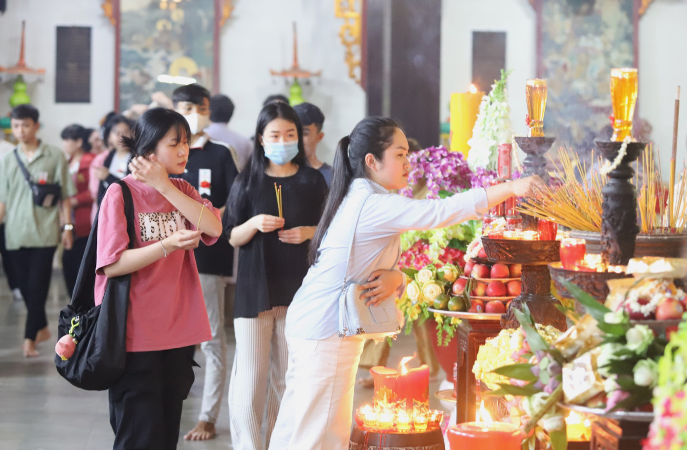Người dân thắp hương bày tỏ lòng thành kính Người dân thắp hương bày tỏ lòng thành kính
