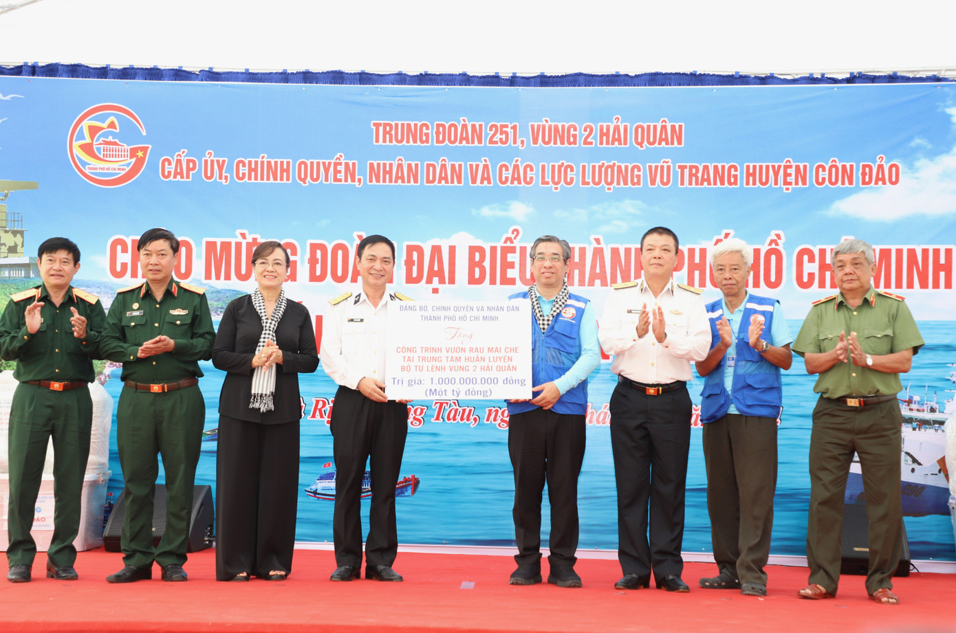 Thay mặt Đảng bộ, chính quyền và nhân dân TPHCM, lãnh đạo đoàn công tác trao tặng công trình vườn rau cho Bộ Tư lệnh Vùng 2 Hải quân.