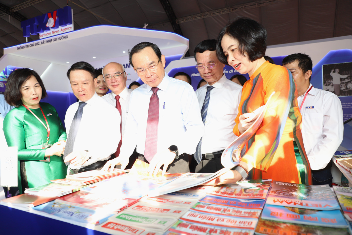 Bí thư Thành ủy TPHCM Nguyễn Văn Nên (giữa) cùng các vị lãnh đạo tham quan các gian trưng bày tại Hội báo năm nay.