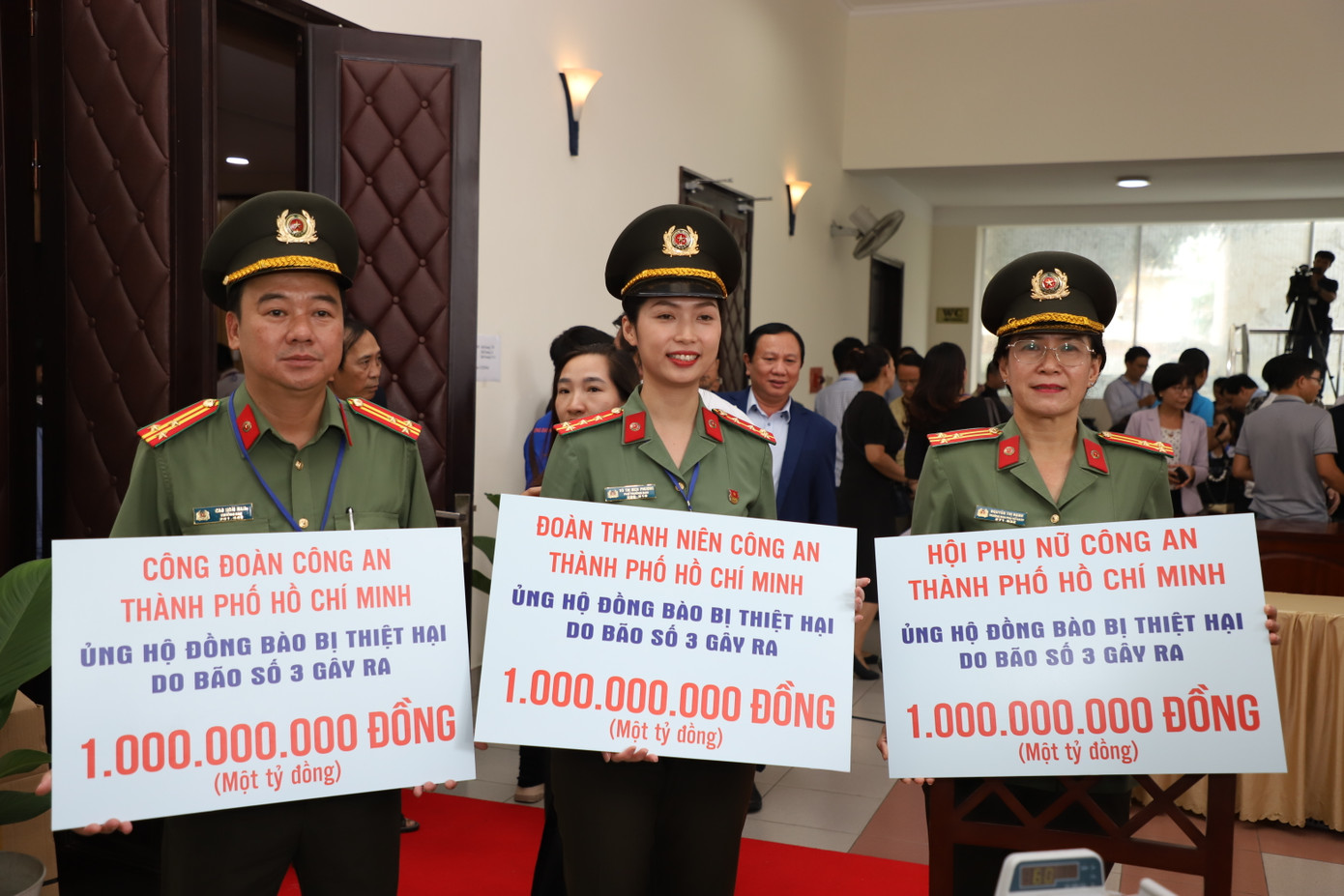 Các đoàn thể thuộc Công an TPHCM gửi tình thương đến đồng bào vùng thiên tai. Ảnh: Ngô Tùng