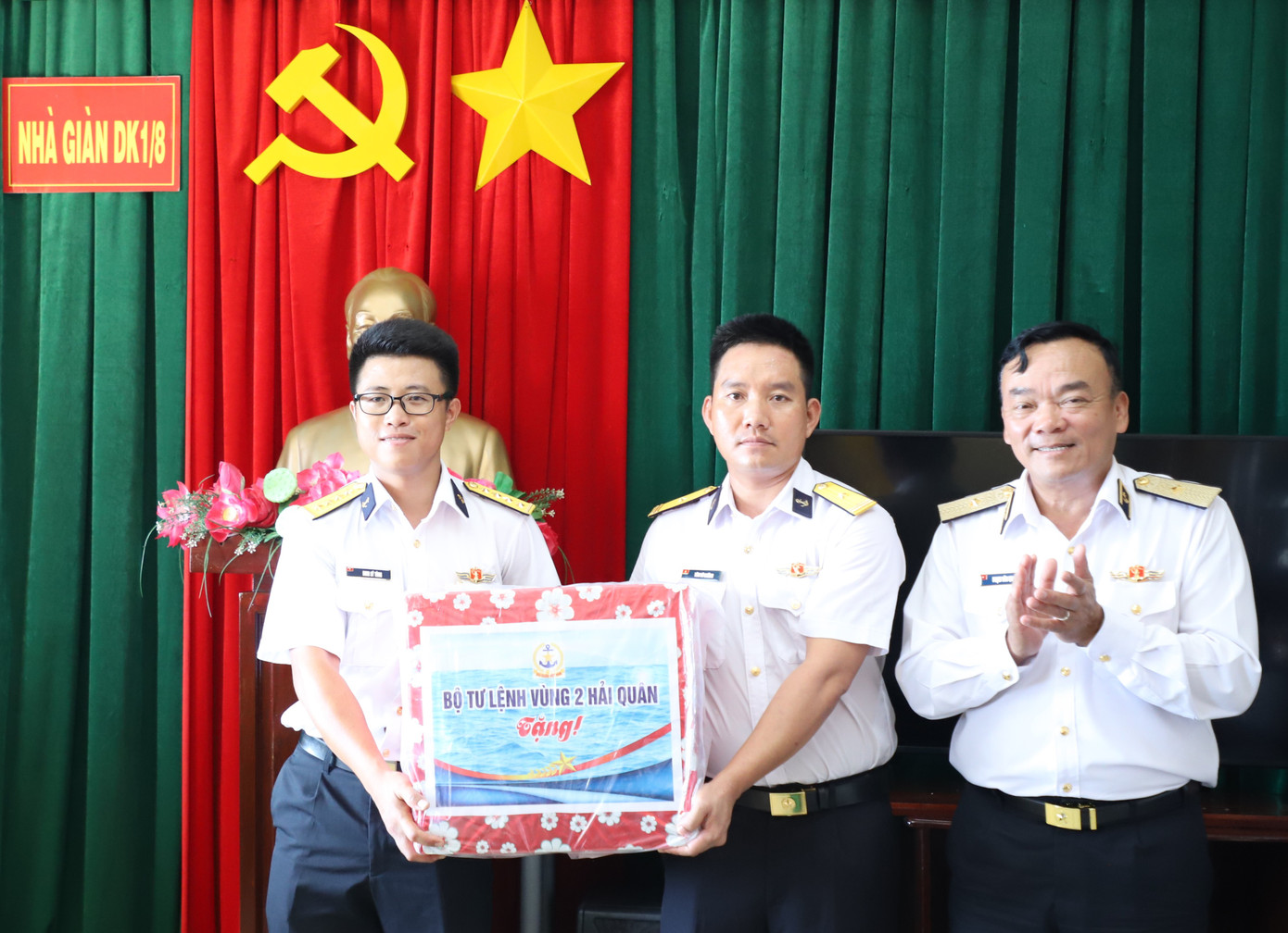 Đại úy Đinh Sỹ Tùng (trái) cùng chỉ huy đơn vị đón nhận món quà từ Chuẩn Đô đốc Phạm Văn Quang, Phó Chủ nhiệm Chính trị Quân chủng Hải quân. Đại úy Đinh Sỹ Tùng (trái) cùng chỉ huy đơn vị đón nhận món quà từ Chuẩn Đô đốc Phạm Văn Quang, Phó Chủ nhiệm Chính trị Quân chủng Hải quân.