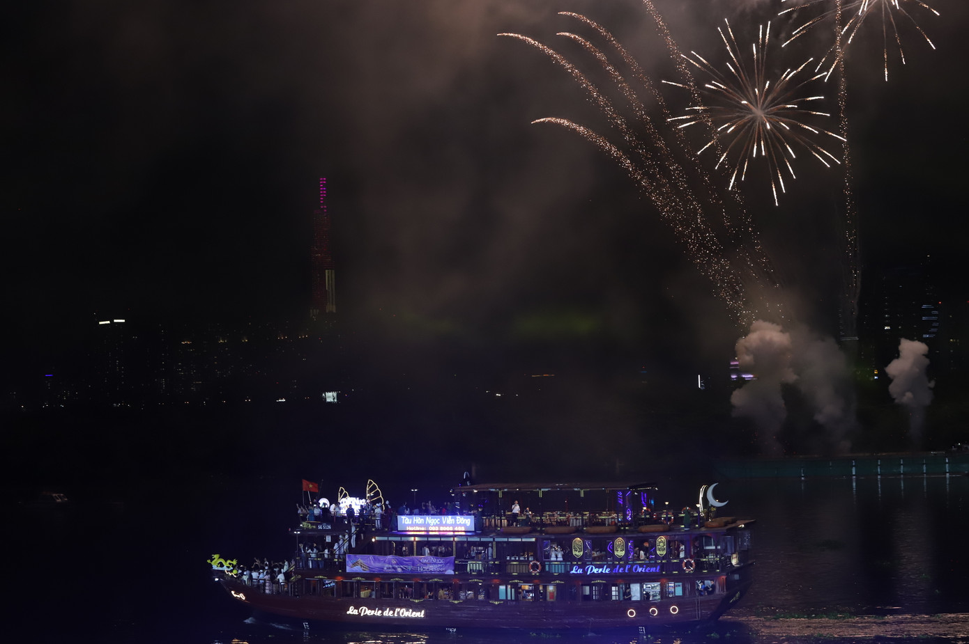 Tiếp đó là màn pháo hoa nghệ thuật chào mừng Lễ hội Sông nước TPHCM lần thứ 2.