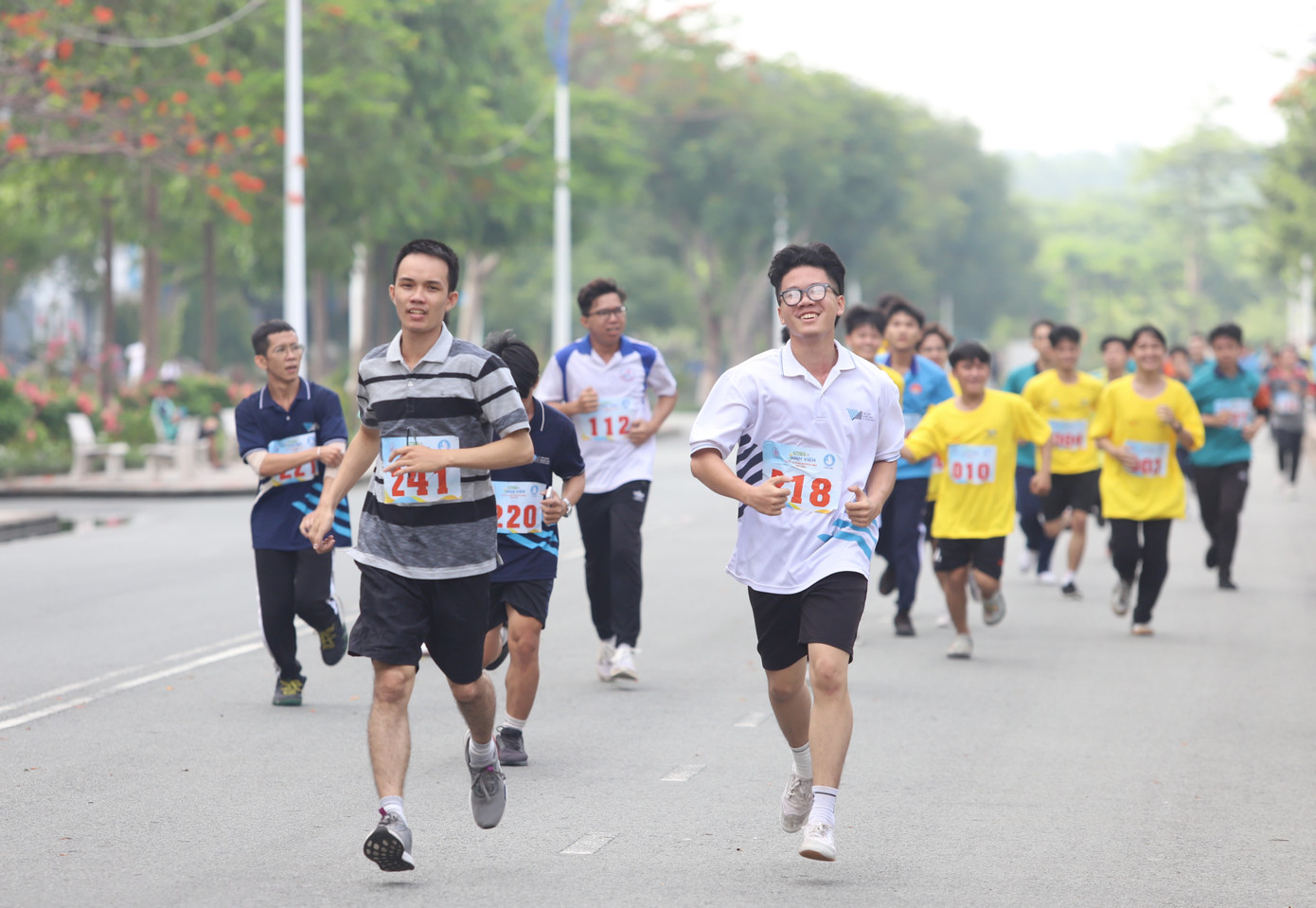 Sau hai vòng chạy quanh ký túc xá, các vận động viên không chuyên lần lượt tiến về đích. Sau hai vòng chạy quanh ký túc xá, các vận động viên không chuyên lần lượt tiến về đích.