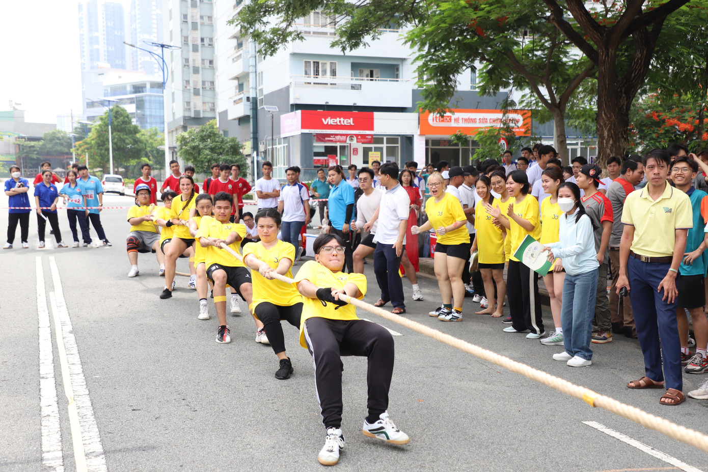 Sau môn thi chạy việt dã, các bạn trẻ tiếp tục tranh tài với nội dung thi kéo co đồng đội nam - nữ. Sau môn thi chạy việt dã, các bạn trẻ tiếp tục tranh tài với nội dung thi kéo co đồng đội nam - nữ.
