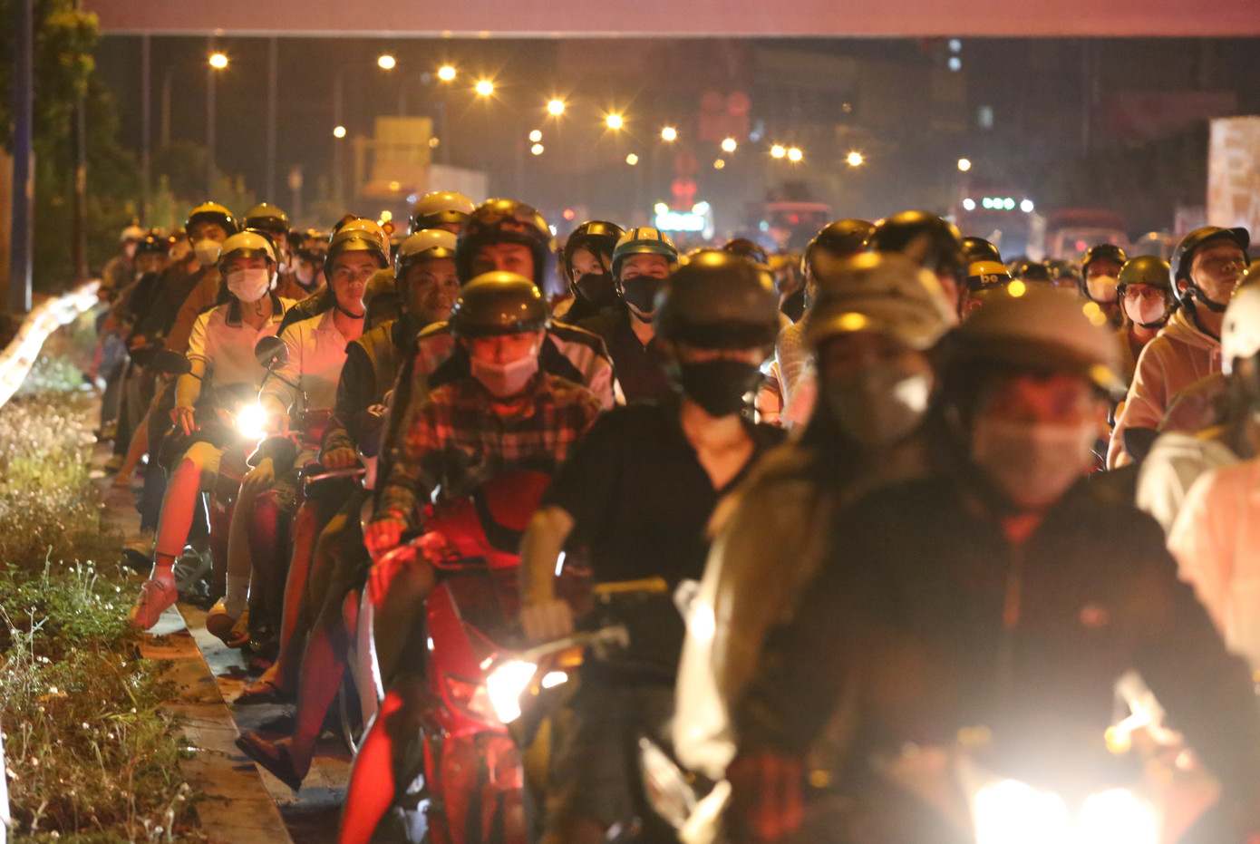 Rạng sáng 1/1, hàng vạn người dân đã trở về nhà sau khi xem bắn pháo hoa chào năm mới 2024 ở khu vực trung tâm TPHCM và các vùng lân cận.