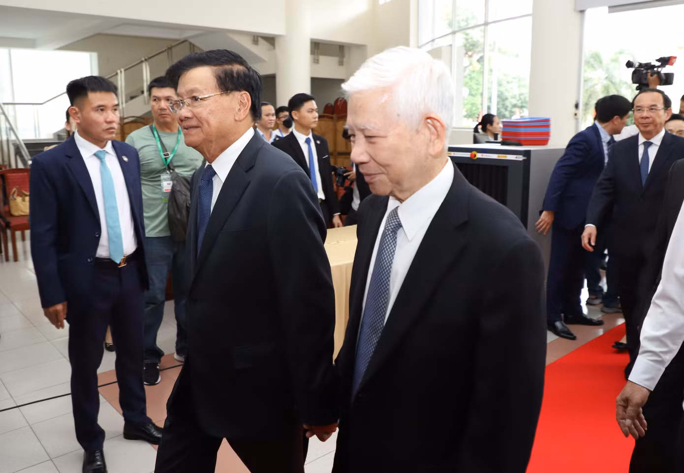 Tổng Bí thư, Chủ tịch nước Lào Thongloun Sisoulith cùng nguyên Chủ tịch nước Nguyễn Minh Triết đến dự buổi lễ phát động. Ảnh: Ngô Tùng Tổng Bí thư, Chủ tịch nước Lào Thongloun Sisoulith cùng nguyên Chủ tịch nước Nguyễn Minh Triết đến dự buổi lễ phát động. Ảnh: Ngô Tùng