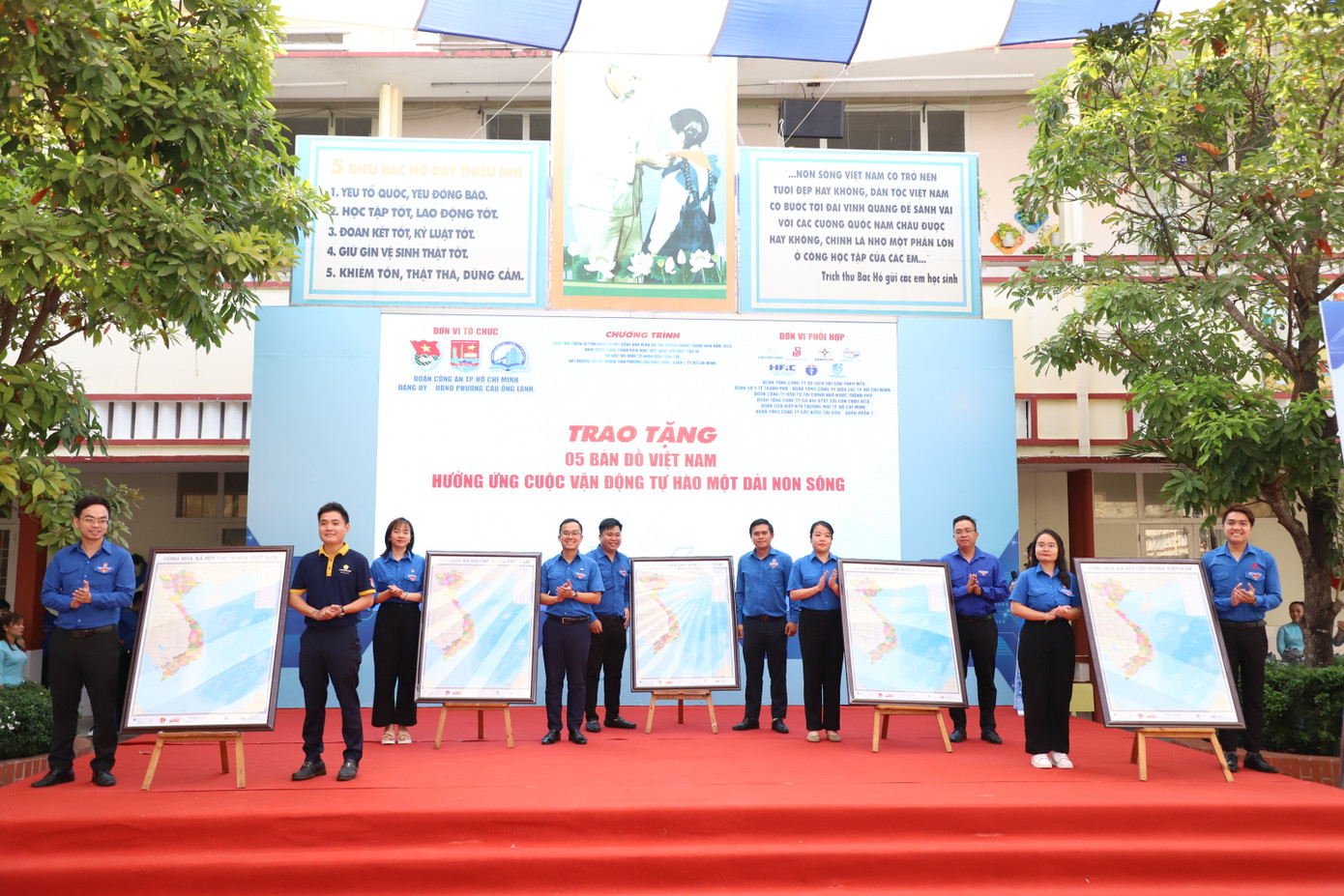 Trao tặng bản đồ Việt Nam cỡ lớn đến các đơn vị.