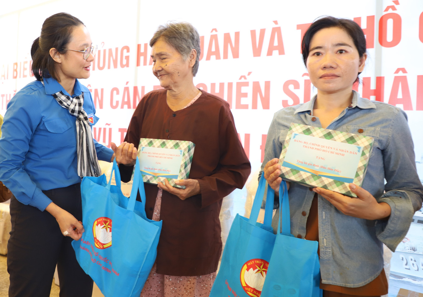 Cùng ngày, đoàn công tác cũng đến thăm, động viên cán bộ, chiến sĩ, nhân dân đảo Hòn Đốc (xã Tiên Hải, TP. Hà Tiên, tỉnh Kiên Giang).